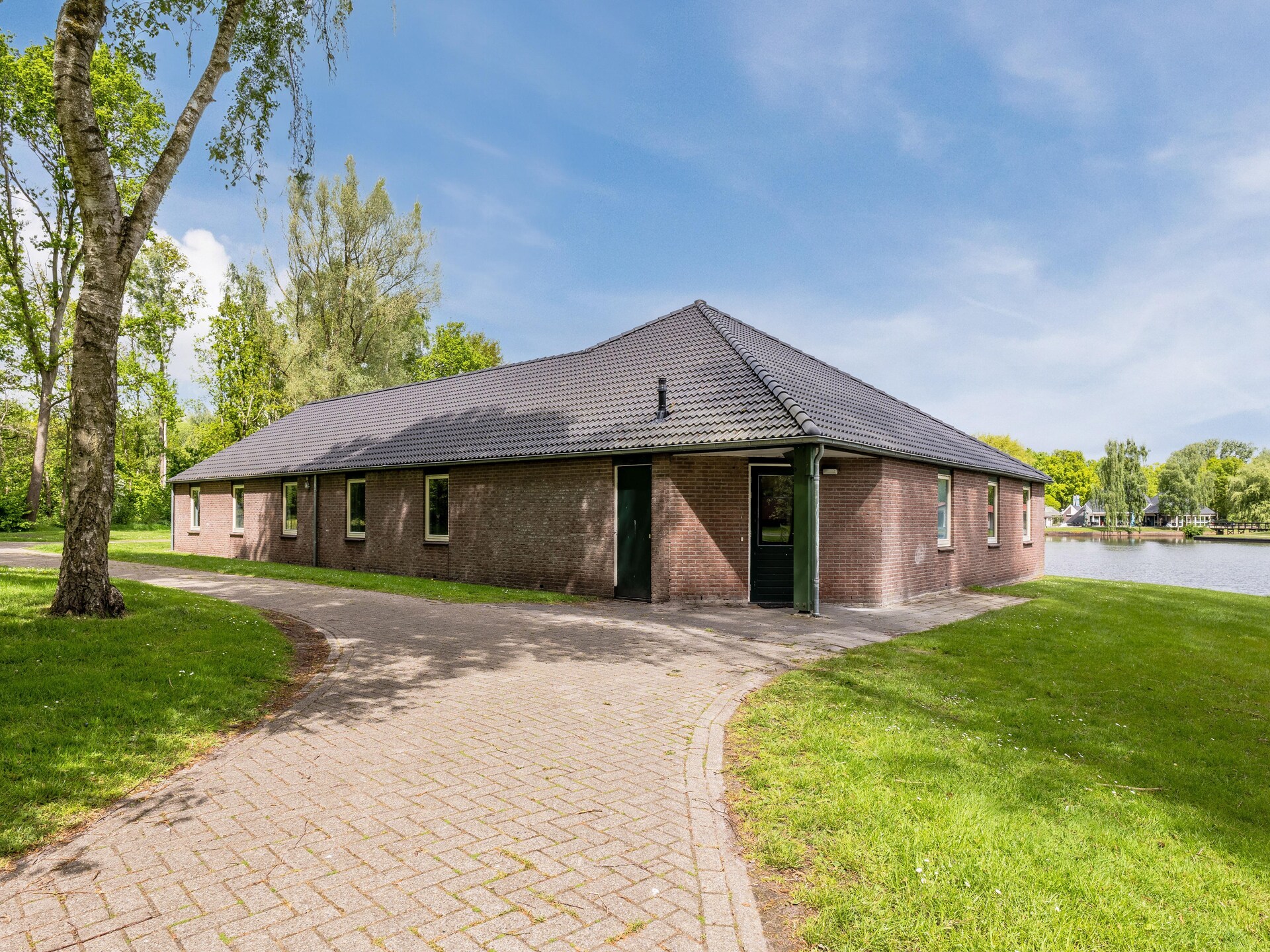 Groepsbungalow voor 40 personen met vijveruitzicht in Hunzepark, Drenthe - foto 1