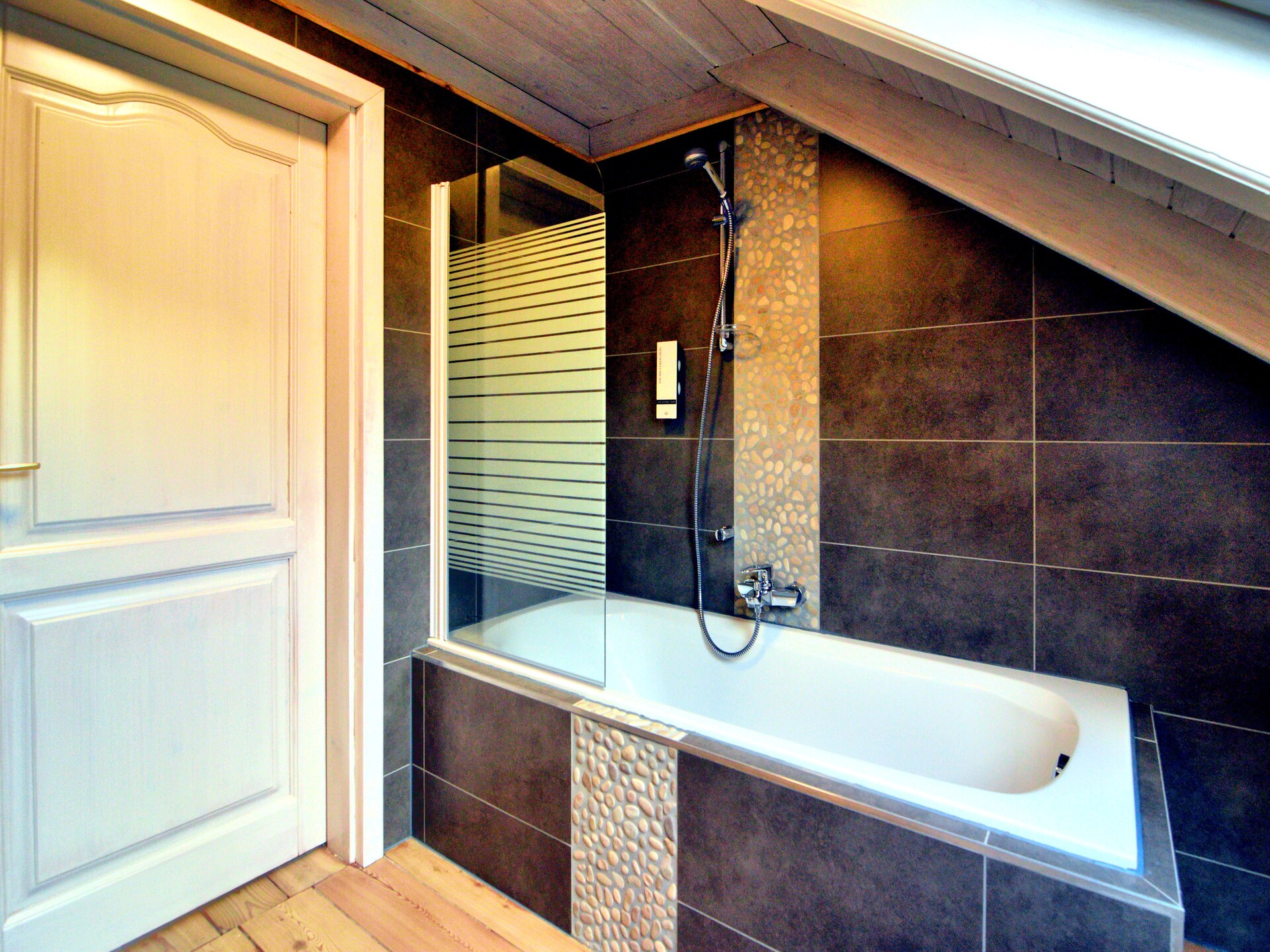 Valentina Lodge: Luxe chalet met sauna en bubbelbad in de Ardennen - foto 29