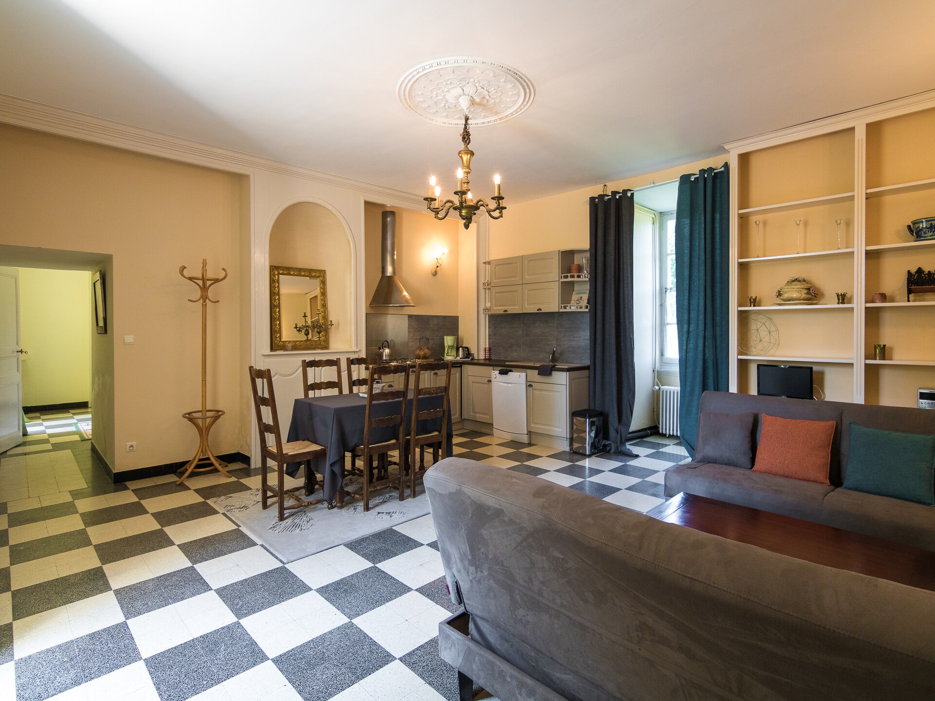 Op 1,0 km van het meer: Kasteelappartement in Chalais - foto 8