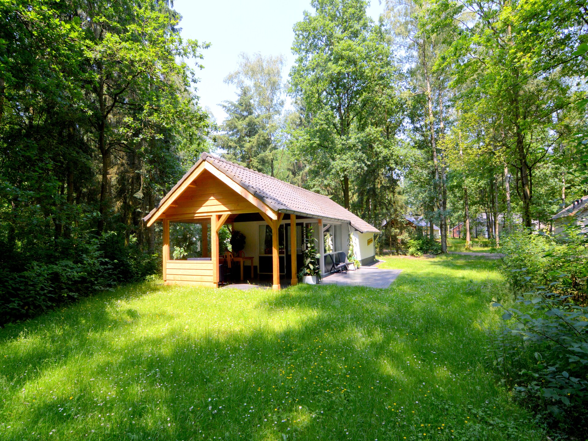 Vrijstaand boshuis met overdekt terras in hartje Limburgse natuur - foto 10