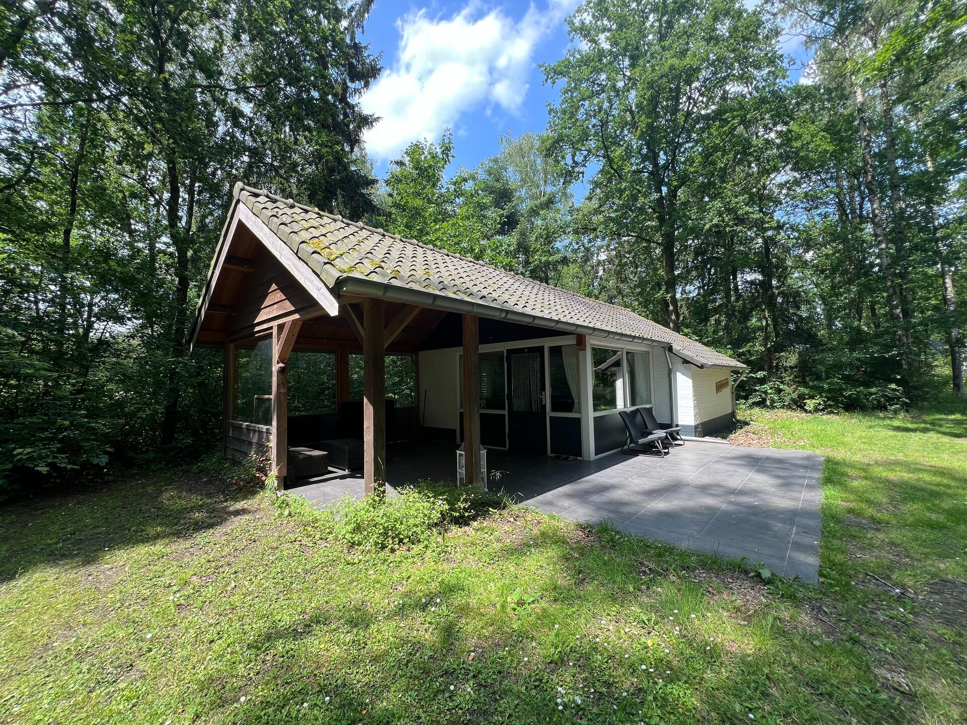 Vrijstaand boshuis met overdekt terras in hartje Limburgse natuur - foto 5