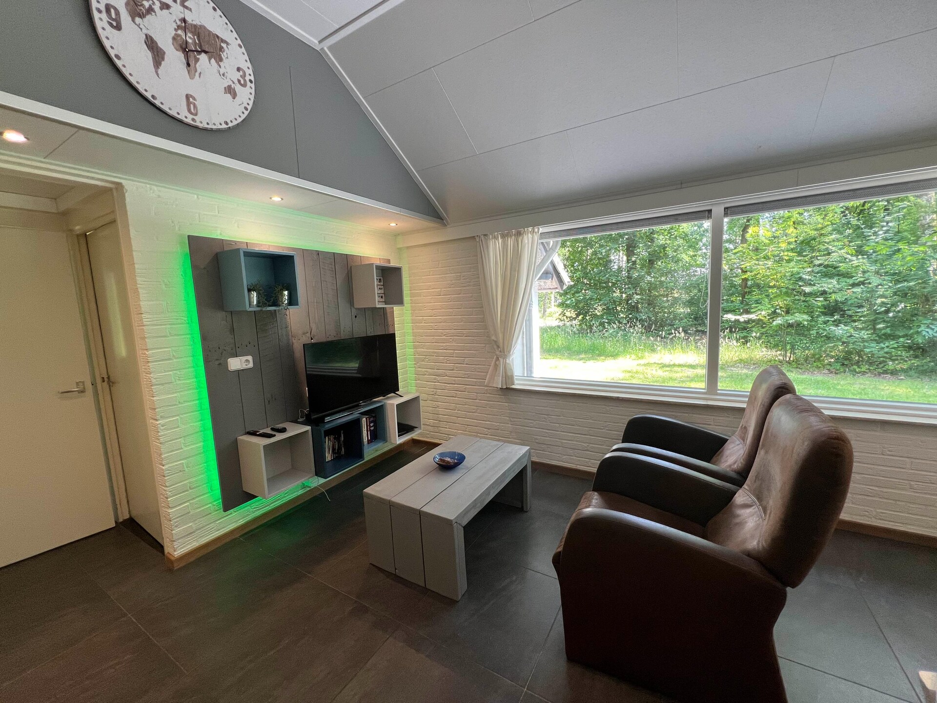 Vrijstaand boshuis met overdekt terras in hartje Limburgse natuur - foto 2
