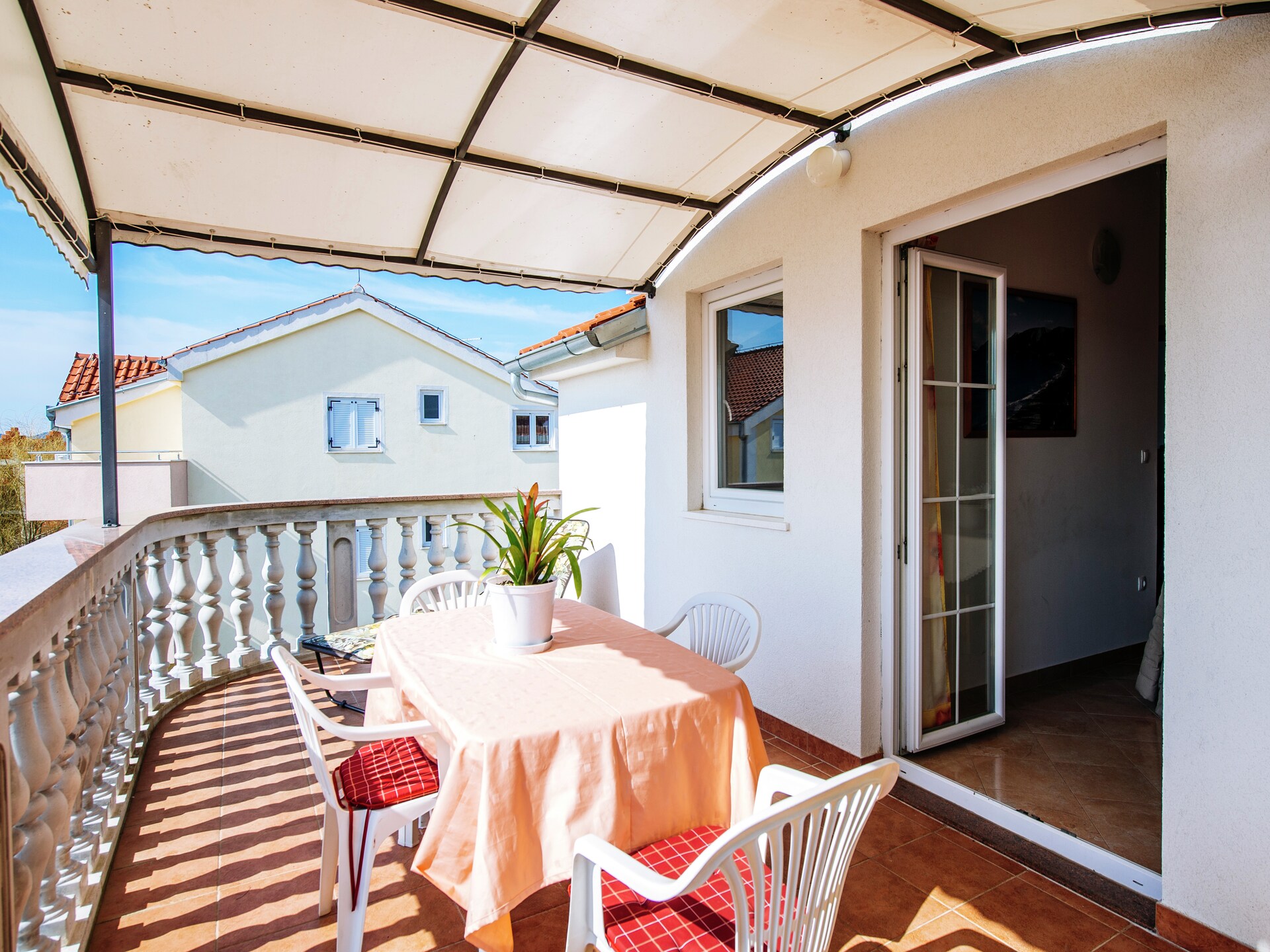 Appartement aan zee in Srima met panoramisch balkon en strandtoegang - foto 4