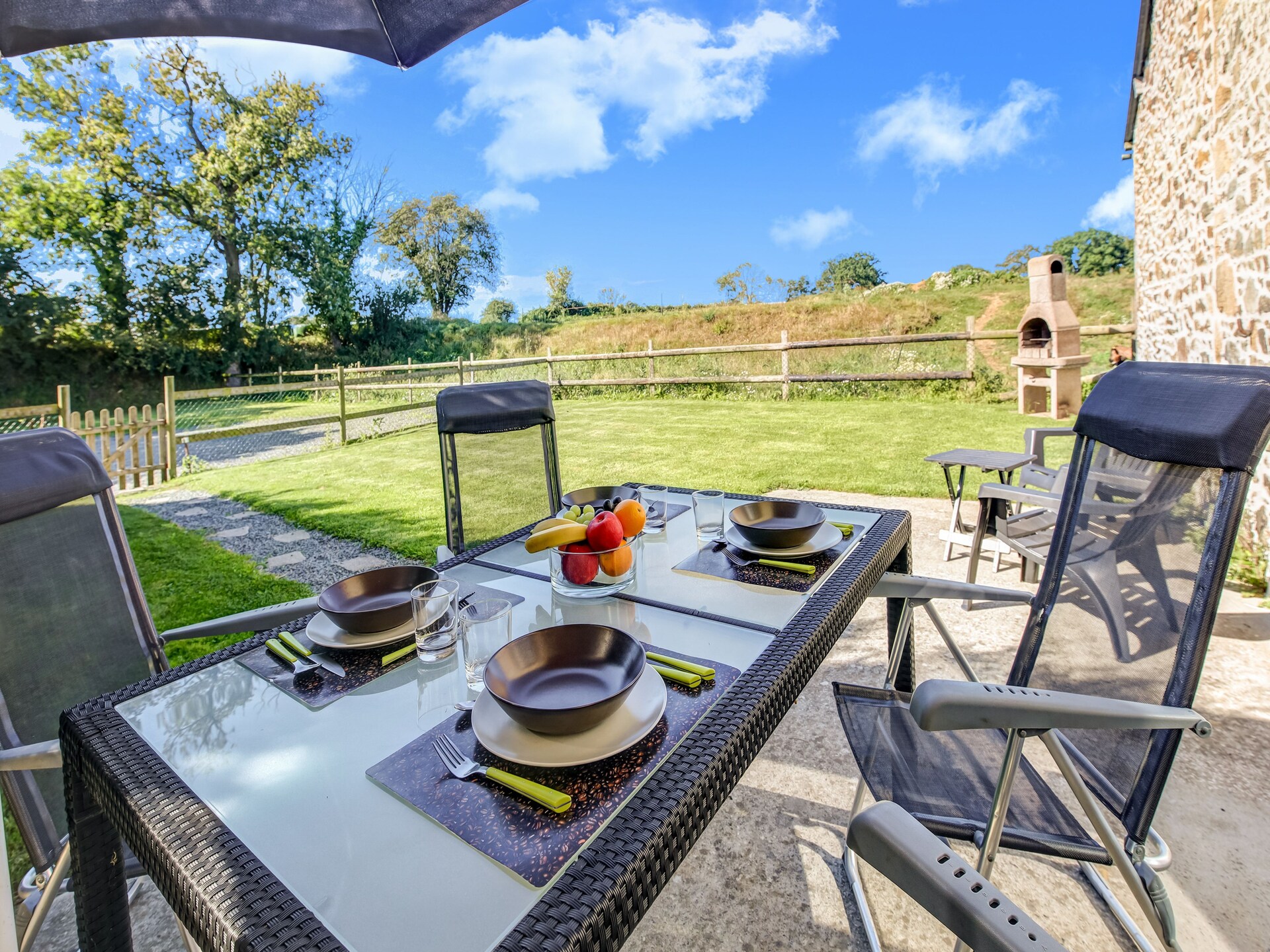 Rustiek vakantiehuis Brainville: 7 km van strand, tuin & open haard - foto 7
