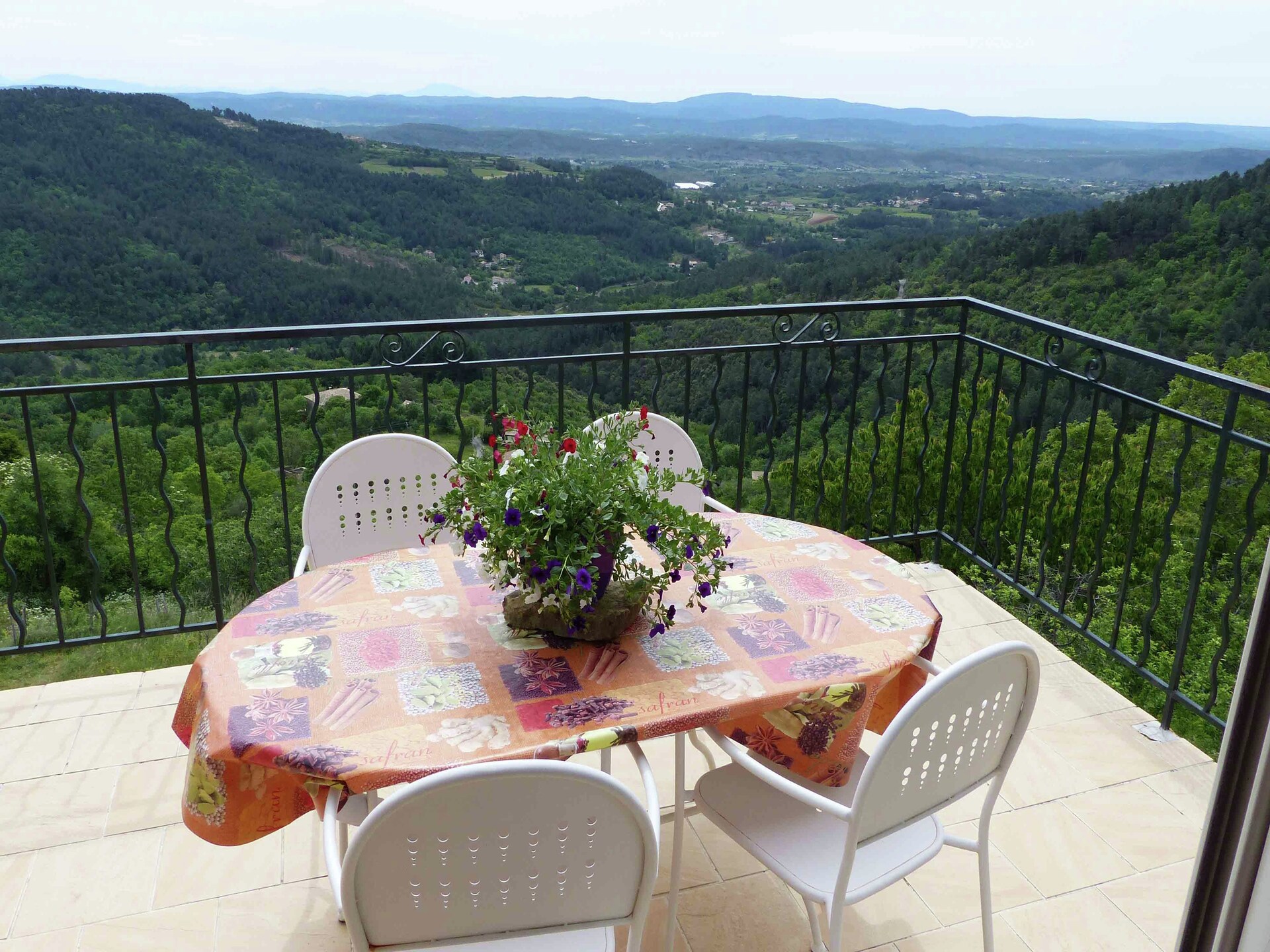 Vrijstaande stenen villa met privézwembad en panoramisch bergzicht - foto 31