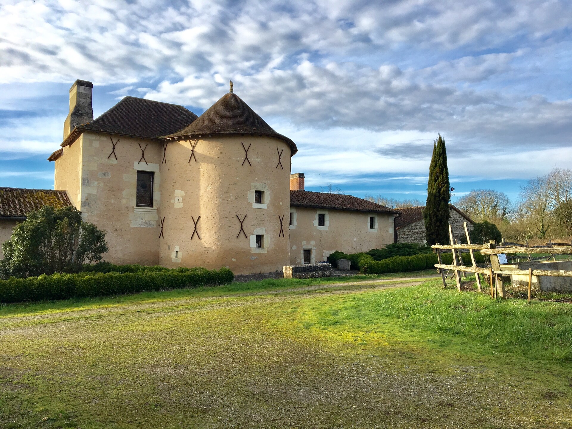 Vintage landhuis met privézwembad nabij Lencloître voor 10 personen - foto 1