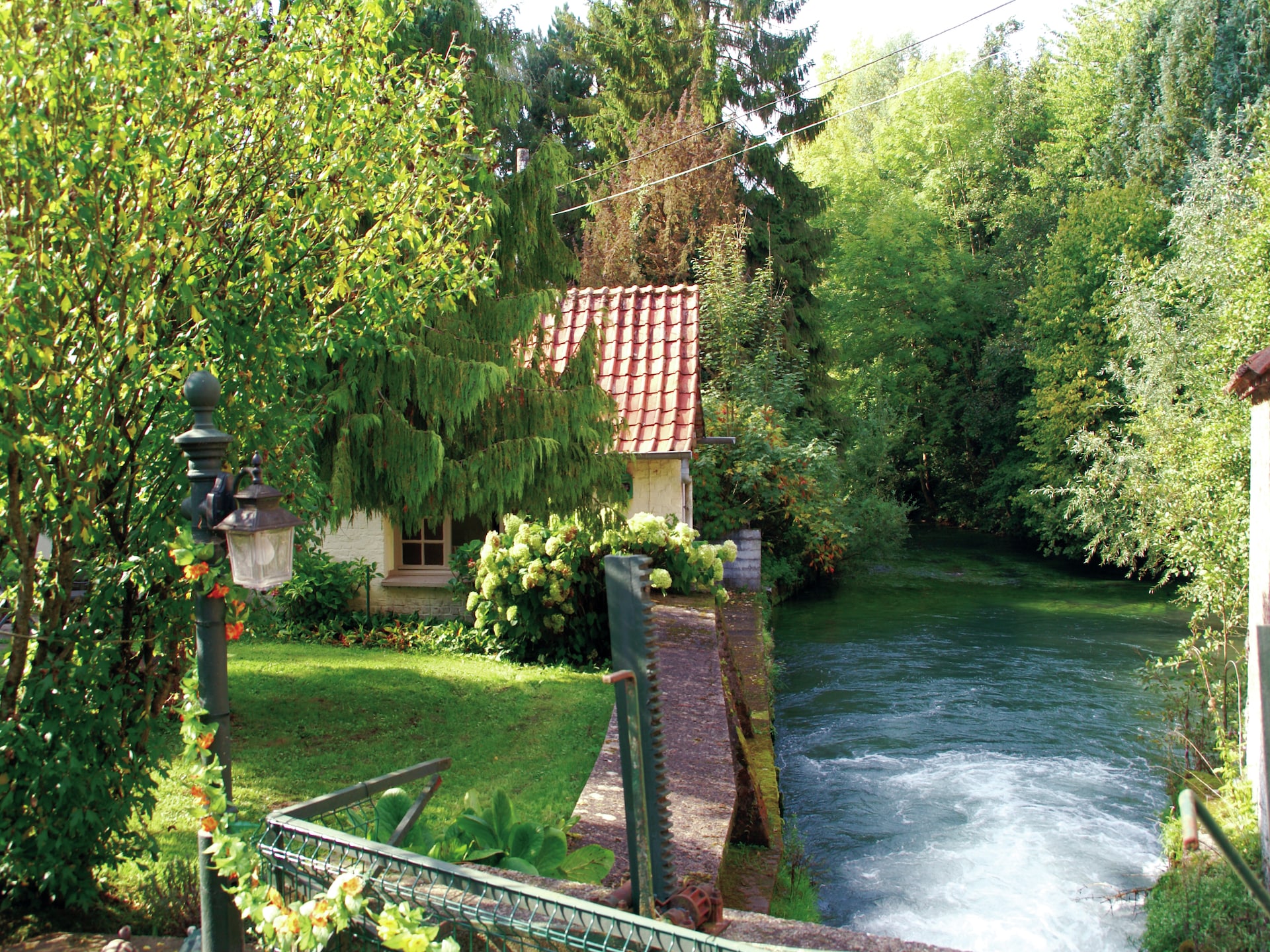 Vrijstaand vakantiehuis aan de rivier met enorme tuin in Le Ponchel - foto 1