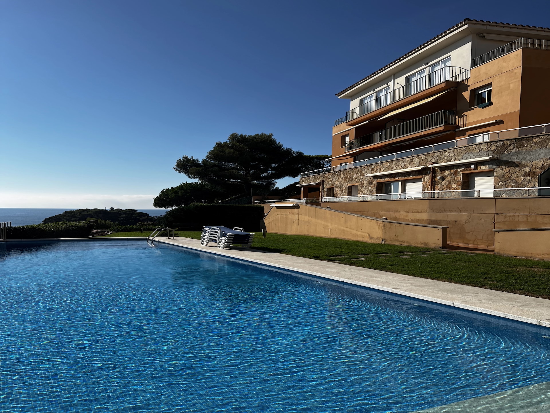 Licht appartement aan de Costa Brava met zwembad, vlakbij zee - foto 1