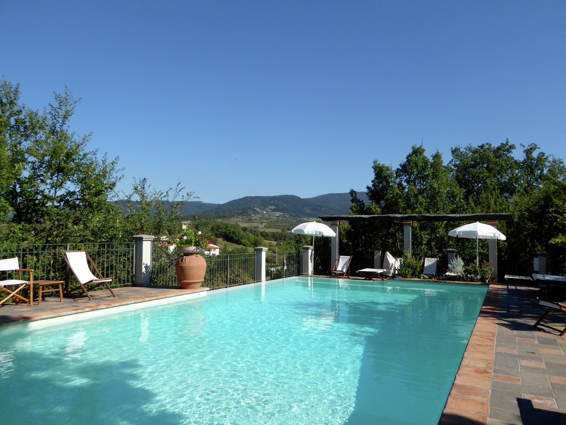Op 600 m van het centrum: Ruim vakantiehuis Cipresso Nove in Montecarelli - foto 4