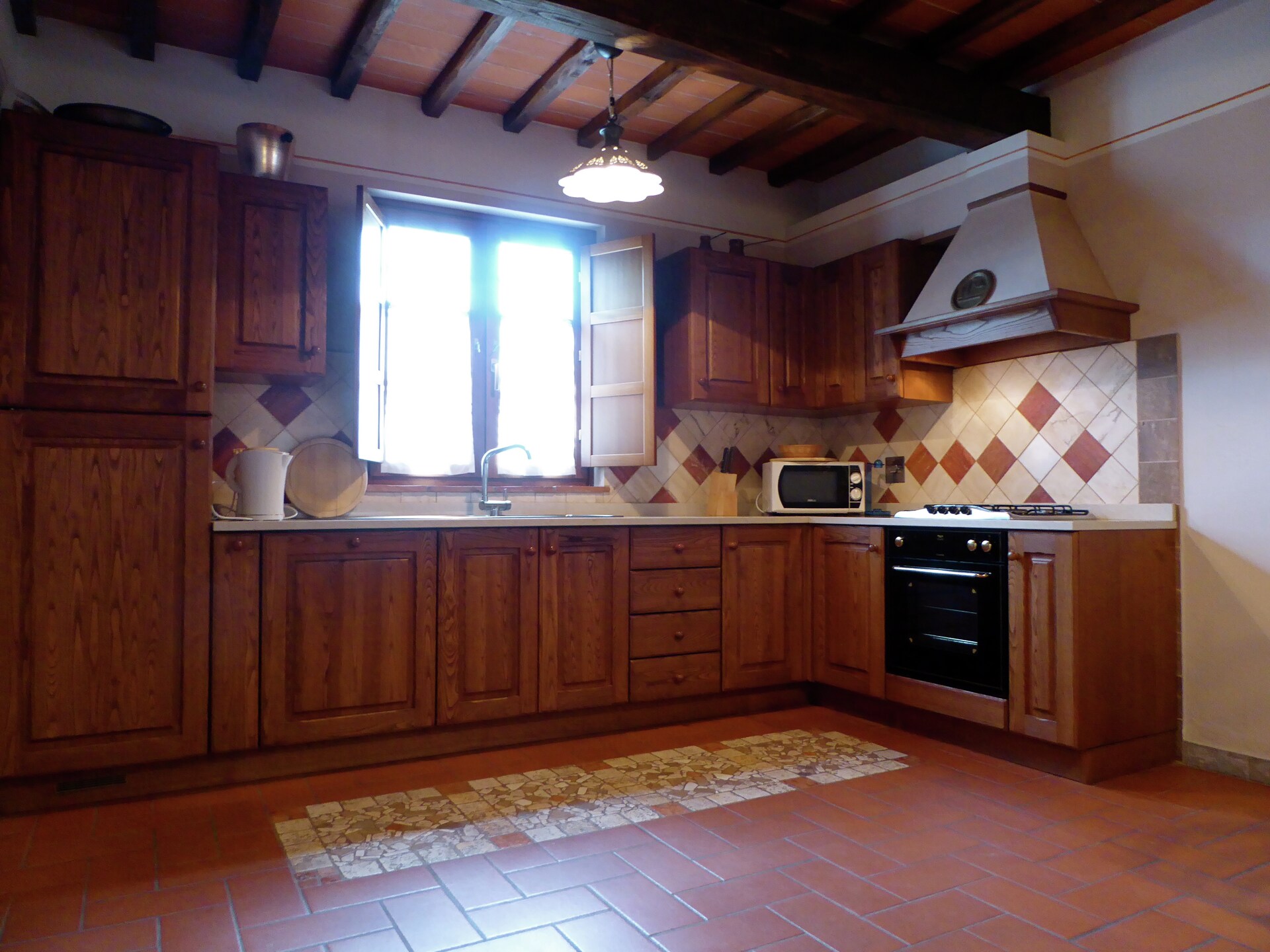 Op 600 m van het centrum: Ruim vakantiehuis Cipresso Nove in Montecarelli - foto 13