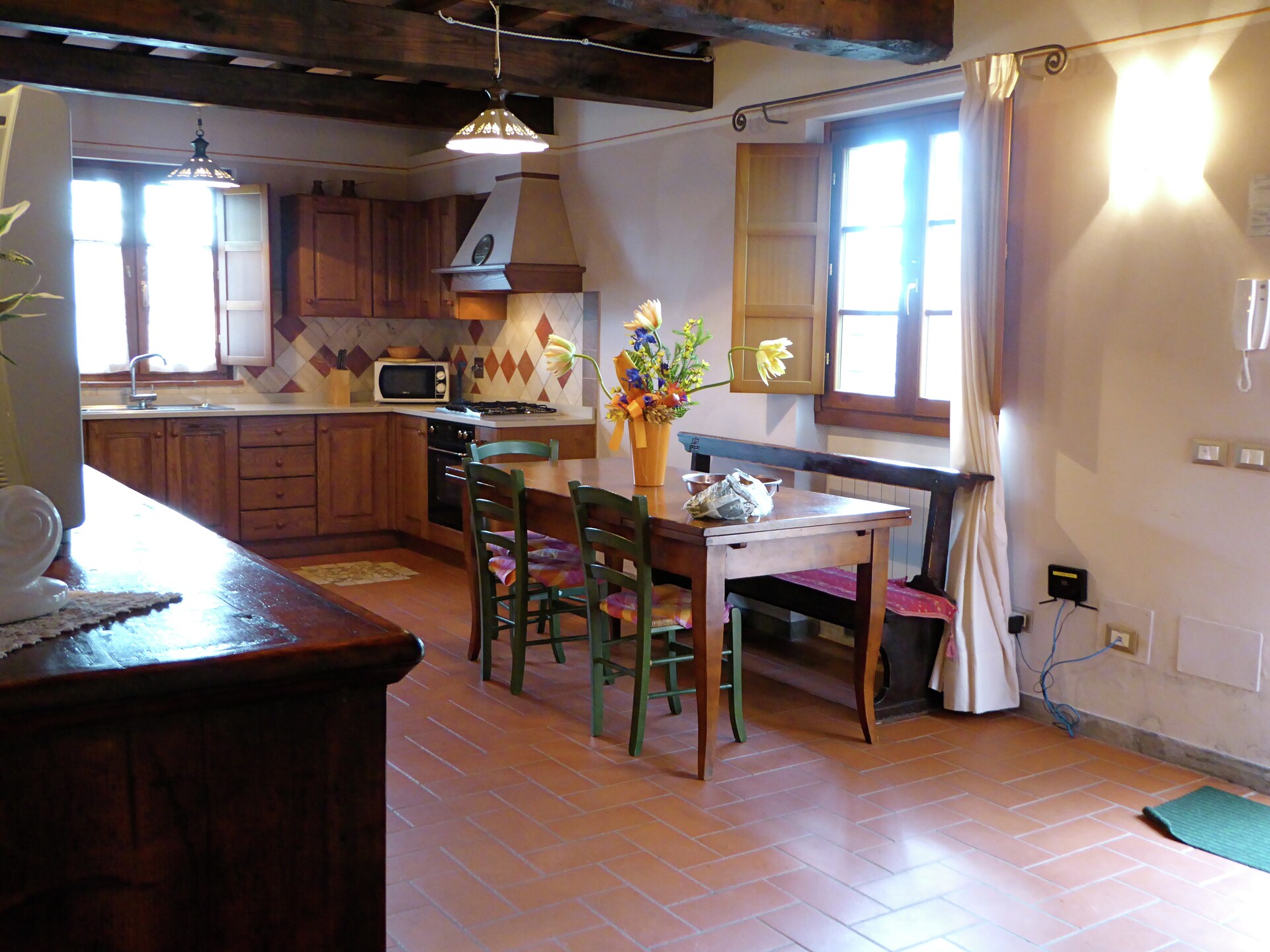 Op 600 m van het centrum: Ruim vakantiehuis Cipresso Nove in Montecarelli - foto 11