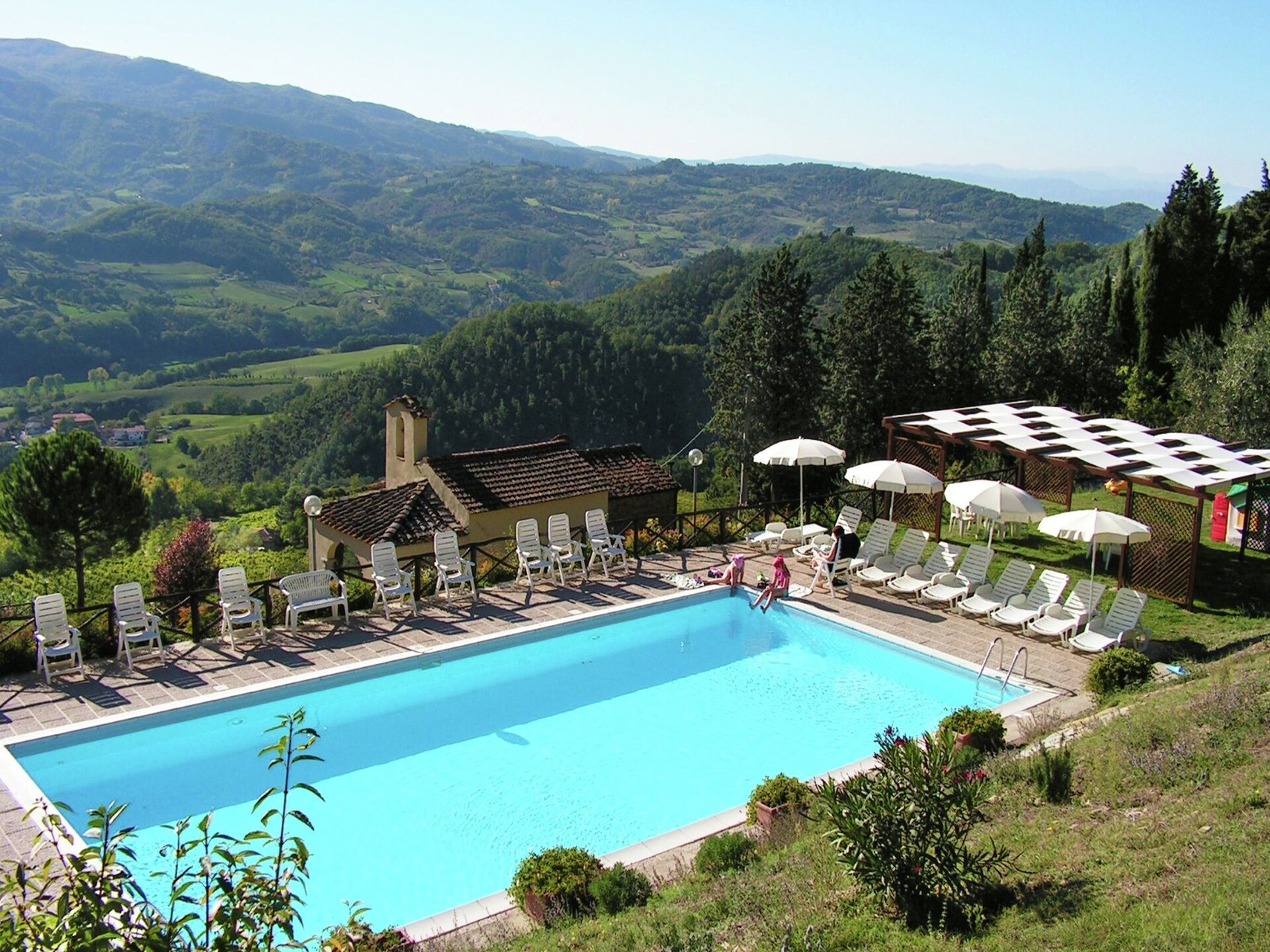 Vrijstaand Toscaans vakantiehuis voor 8 personen met zwembad nabij Dicomano - foto 1