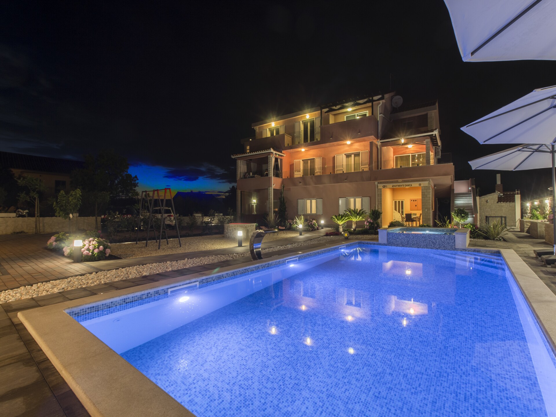 Villa Danica: Ruim vakantiehuis voor 12 personen op 80m van zee in Grebaštica - foto 1
