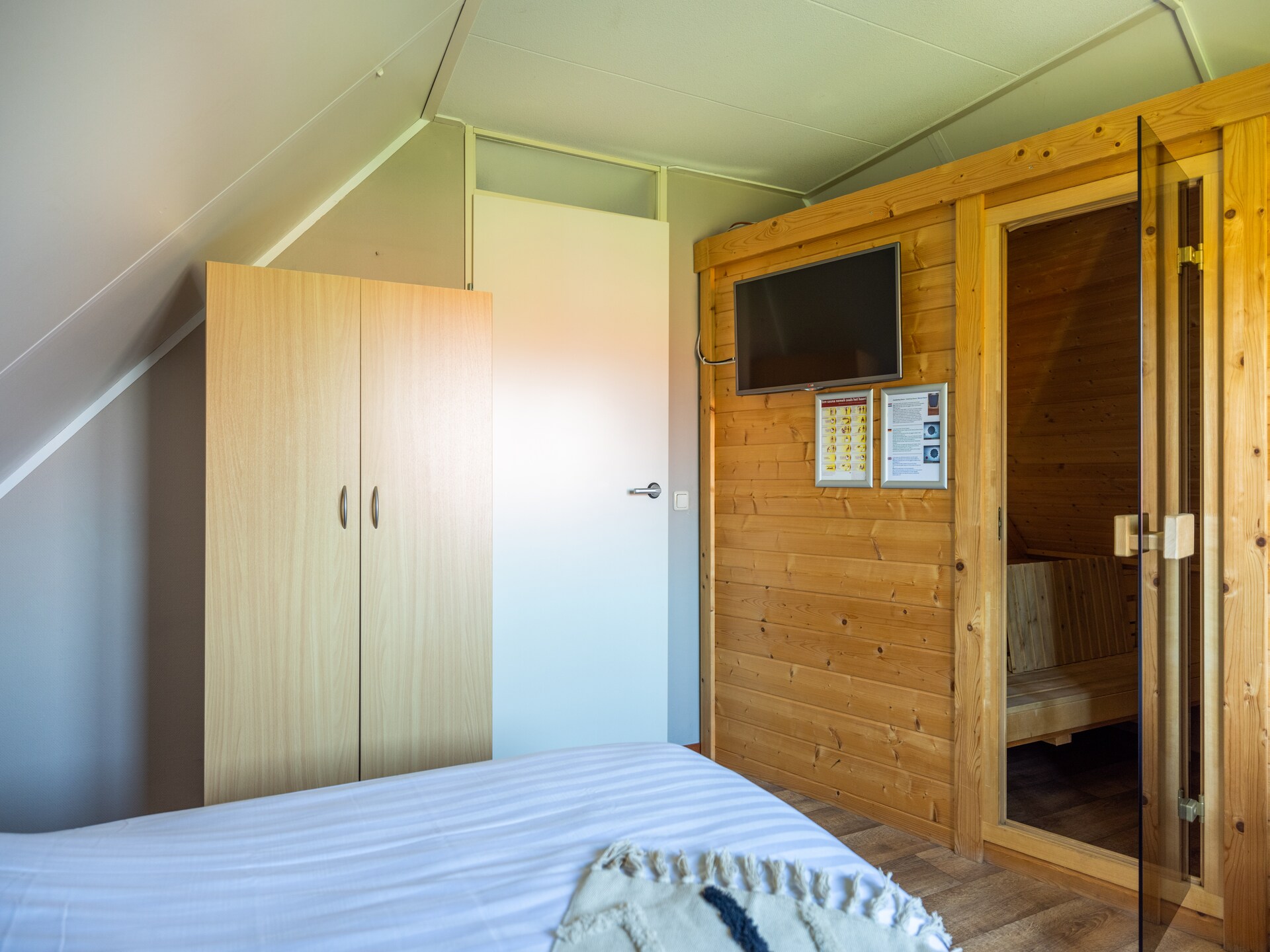 Vrijstaand waterhuis met privé sauna aan het IJsselmeer - foto 8