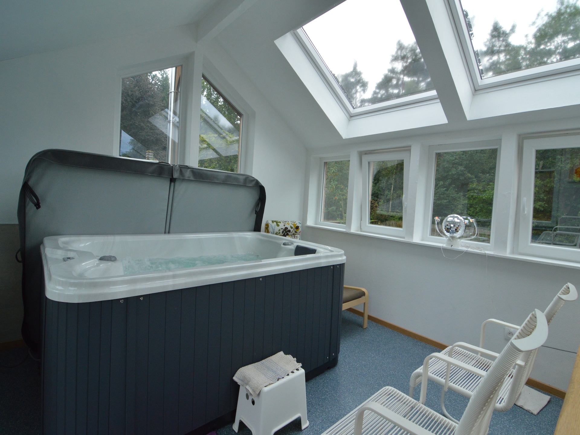 8-persoons chalet met bubbelbad aan bosrand in Jalhay - foto 31