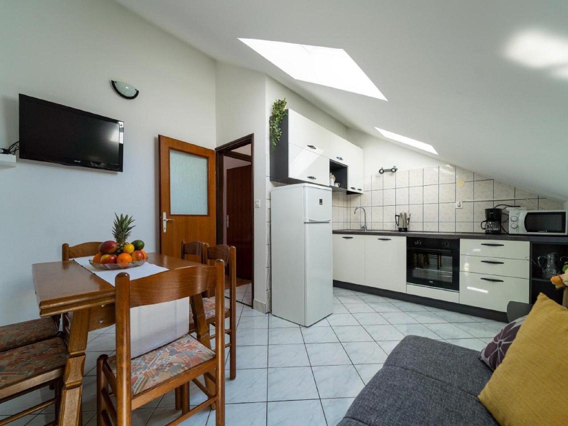 6-persoons appartement aan zee in het centrum van Petrcane - foto 17