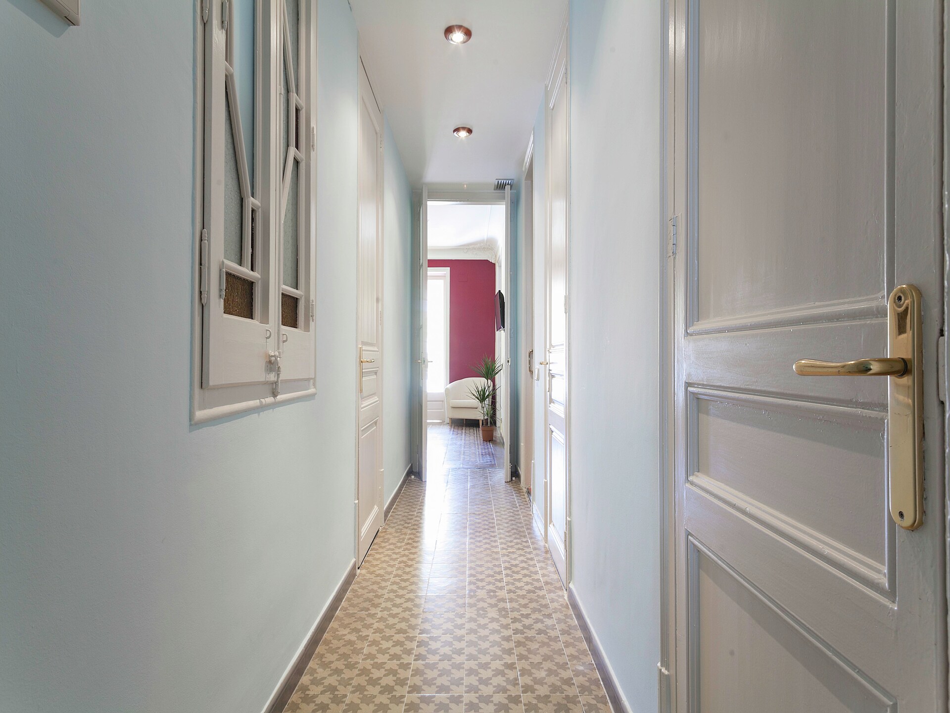 Authentiek Appartement aan Rambla Paris, 4 Slaapkamers, Vlakbij Zee - foto 11