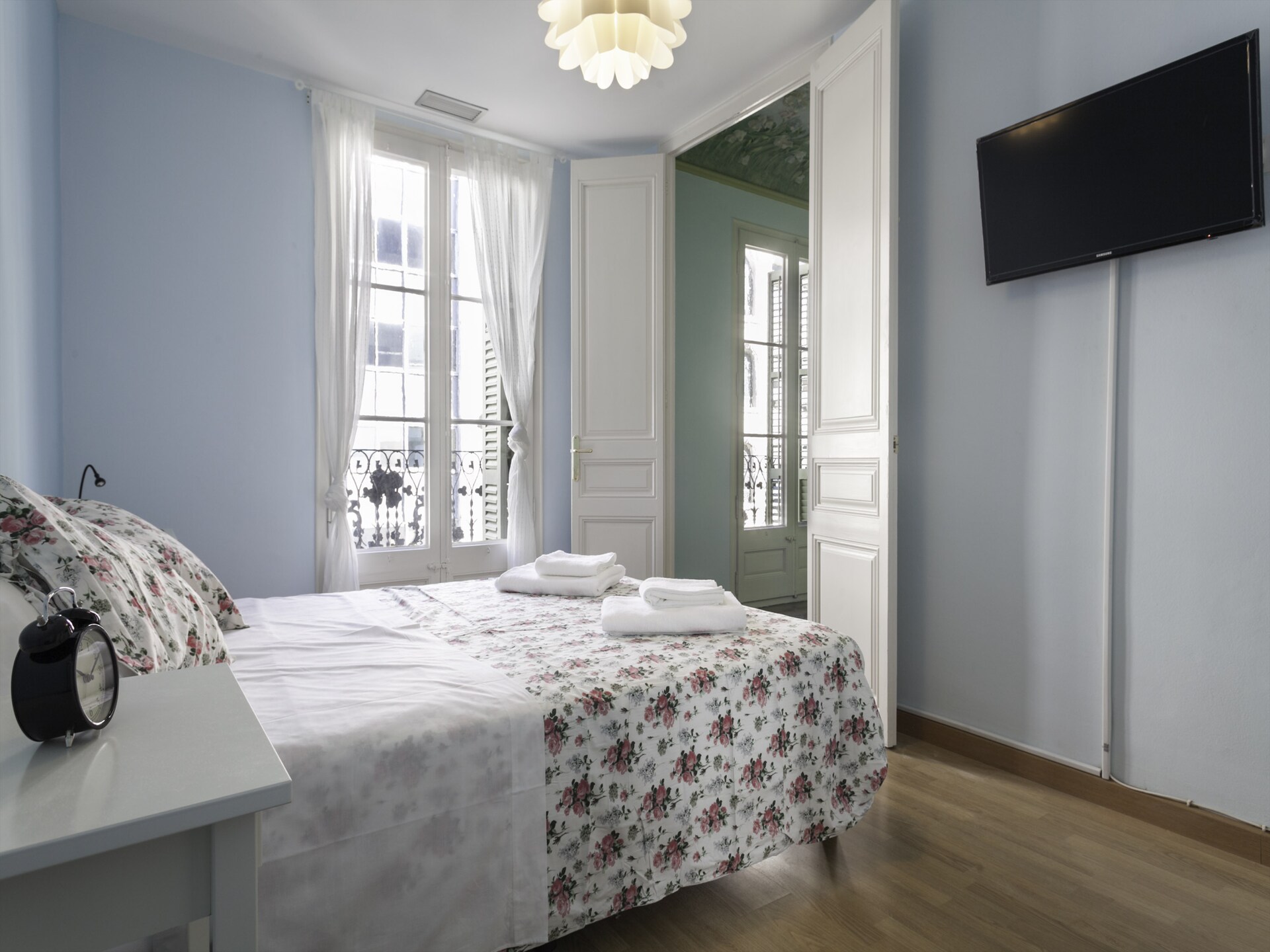 Authentiek Appartement aan Rambla Paris, 4 Slaapkamers, Vlakbij Zee - foto 16