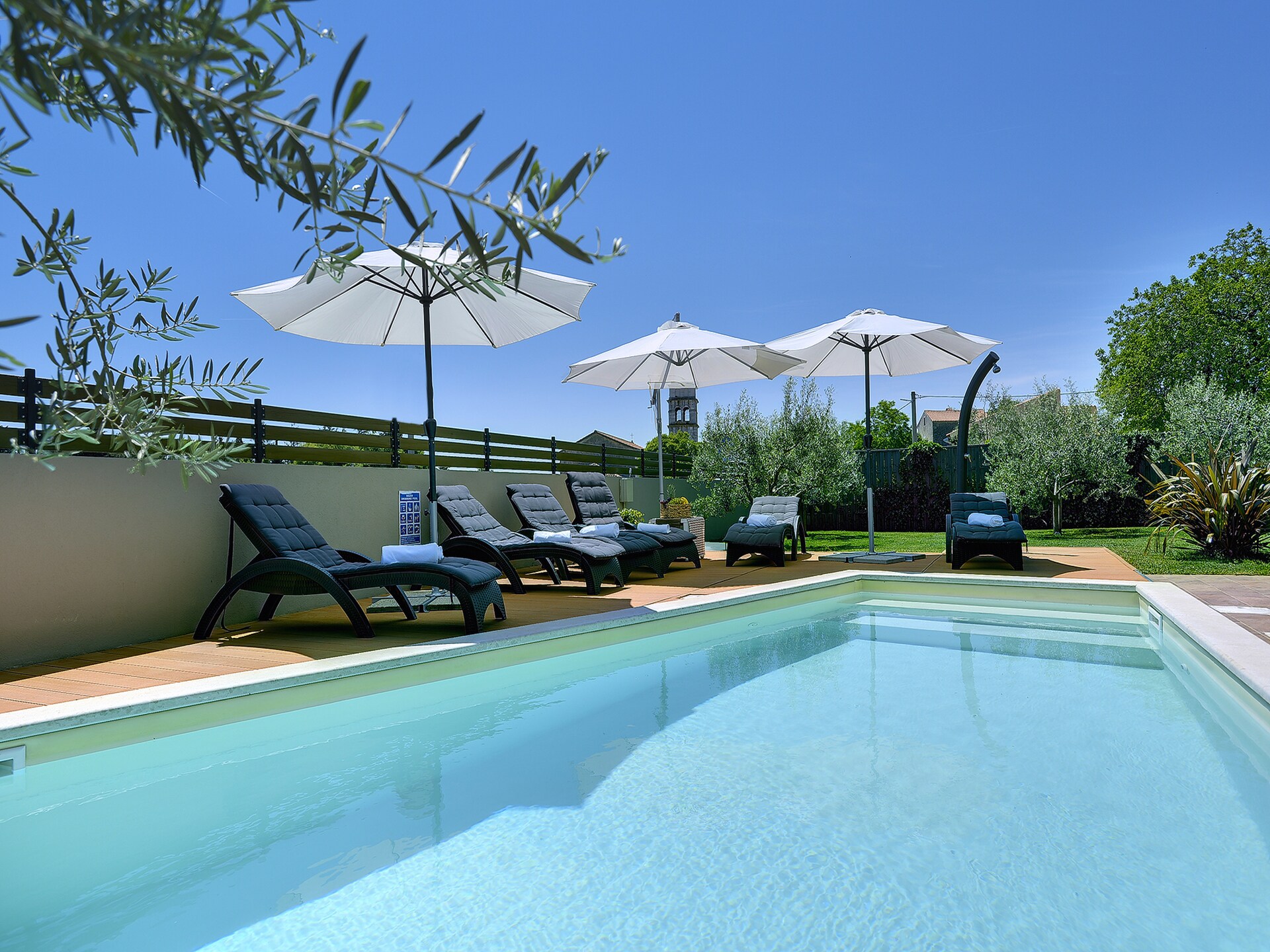 Moderne villa met privézwembad nabij Pula, 3 km van strand - foto 1