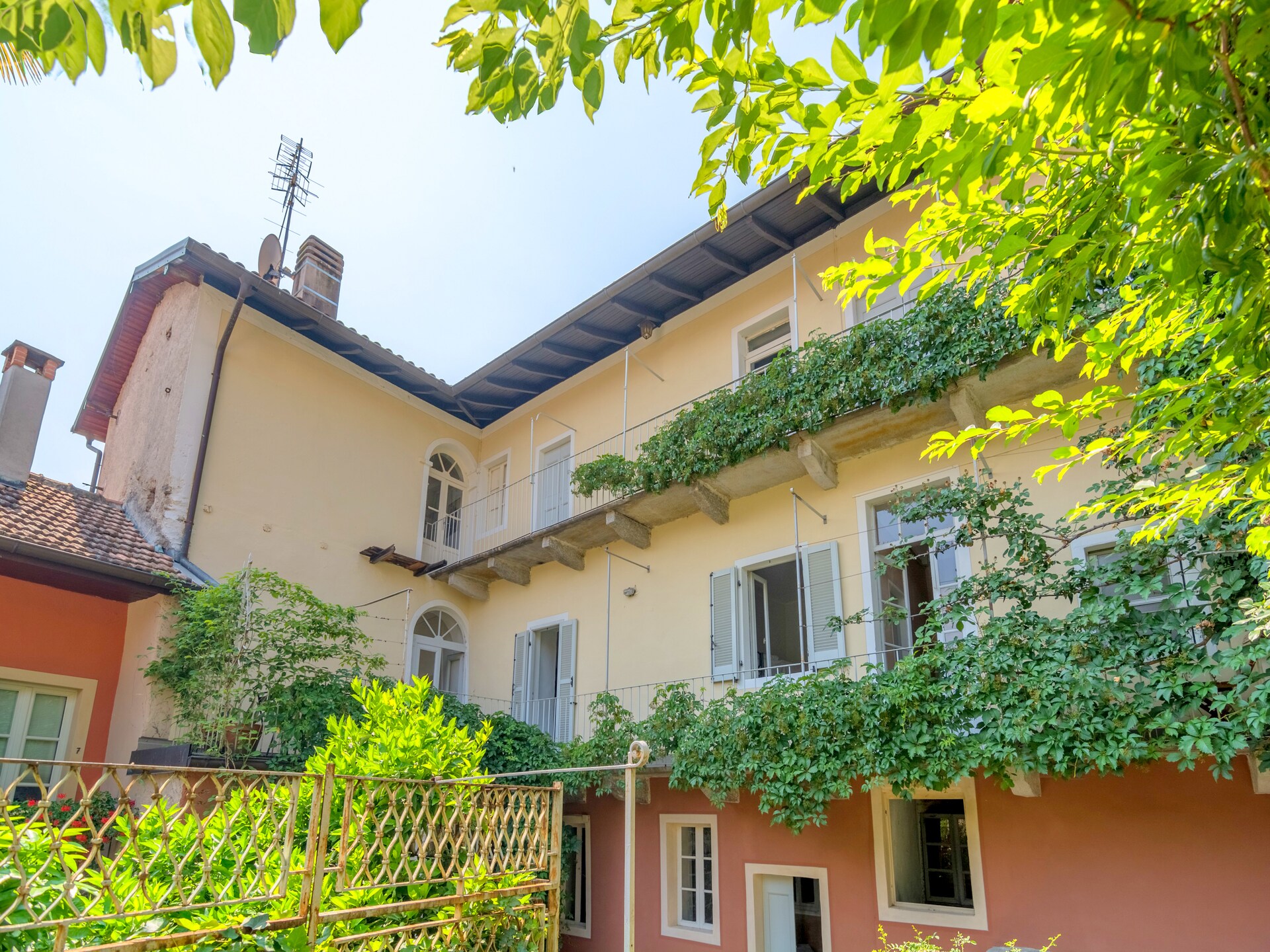 Modern appartement met balkon op 100 meter van het Lago Maggiore - foto 1