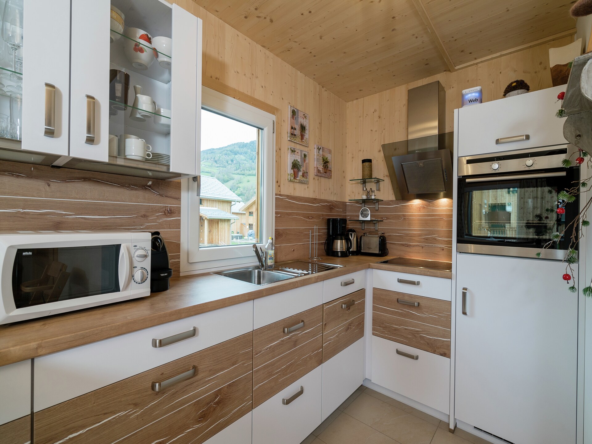 Luxe houten chalet aan de piste met privé jacuzzi en sauna - foto 4