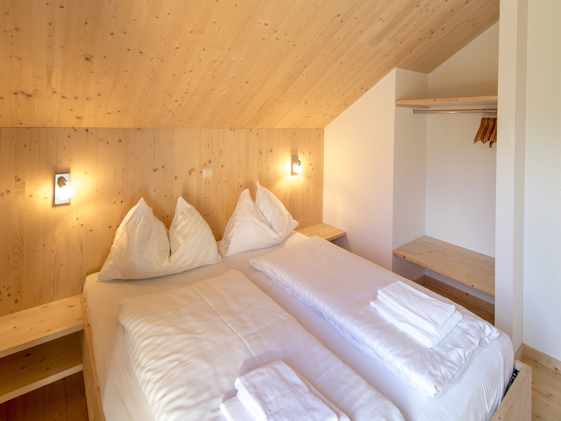 Luxe houten chalet aan de piste met privé jacuzzi en sauna - foto 17