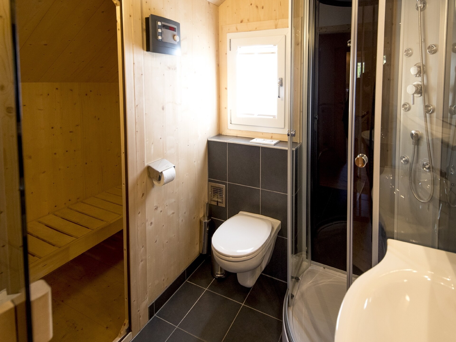 Luxe houten chalet aan de piste met privé jacuzzi en sauna - foto 21