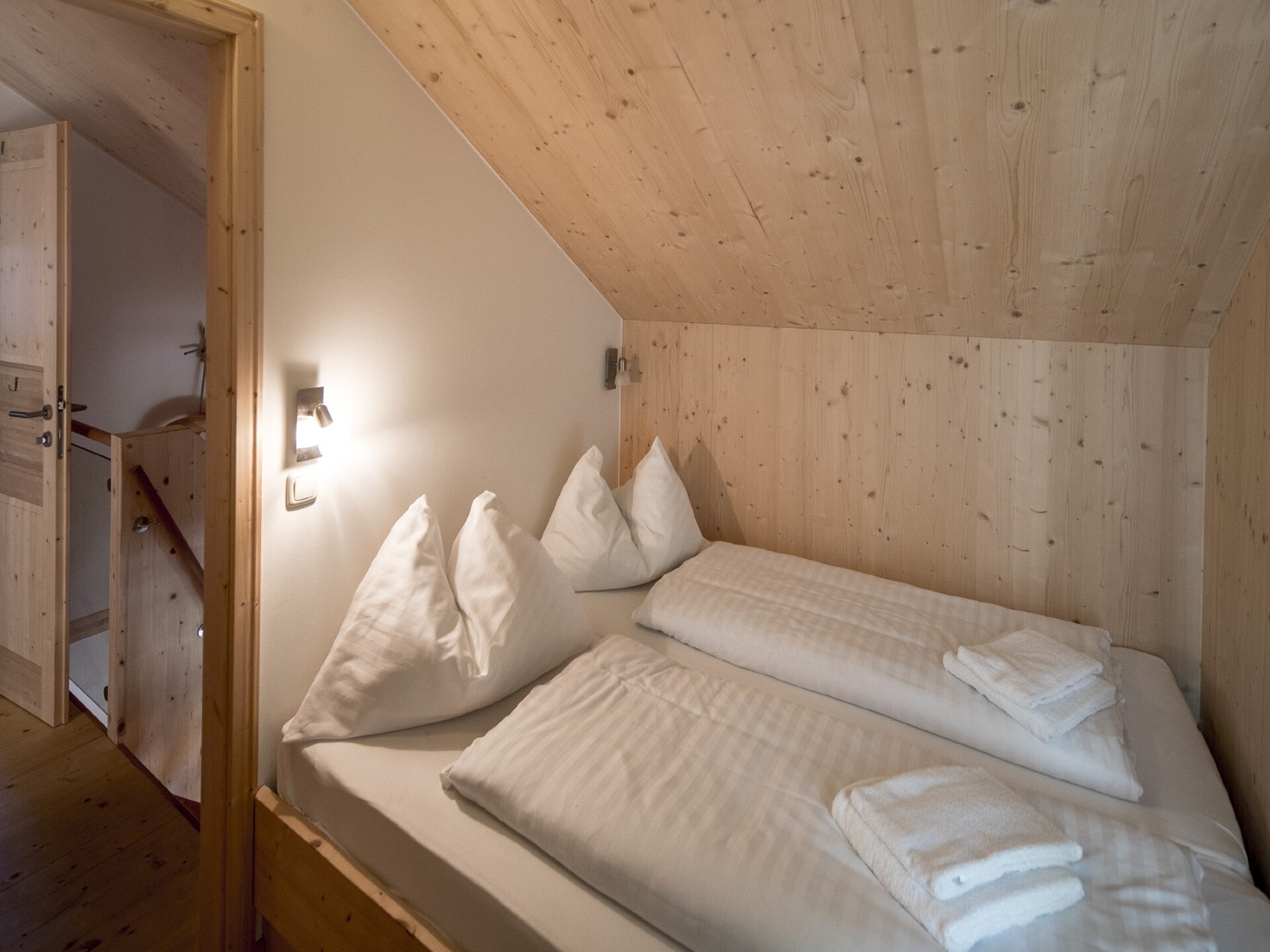 Luxe houten chalet aan de piste met privé jacuzzi en sauna - foto 18