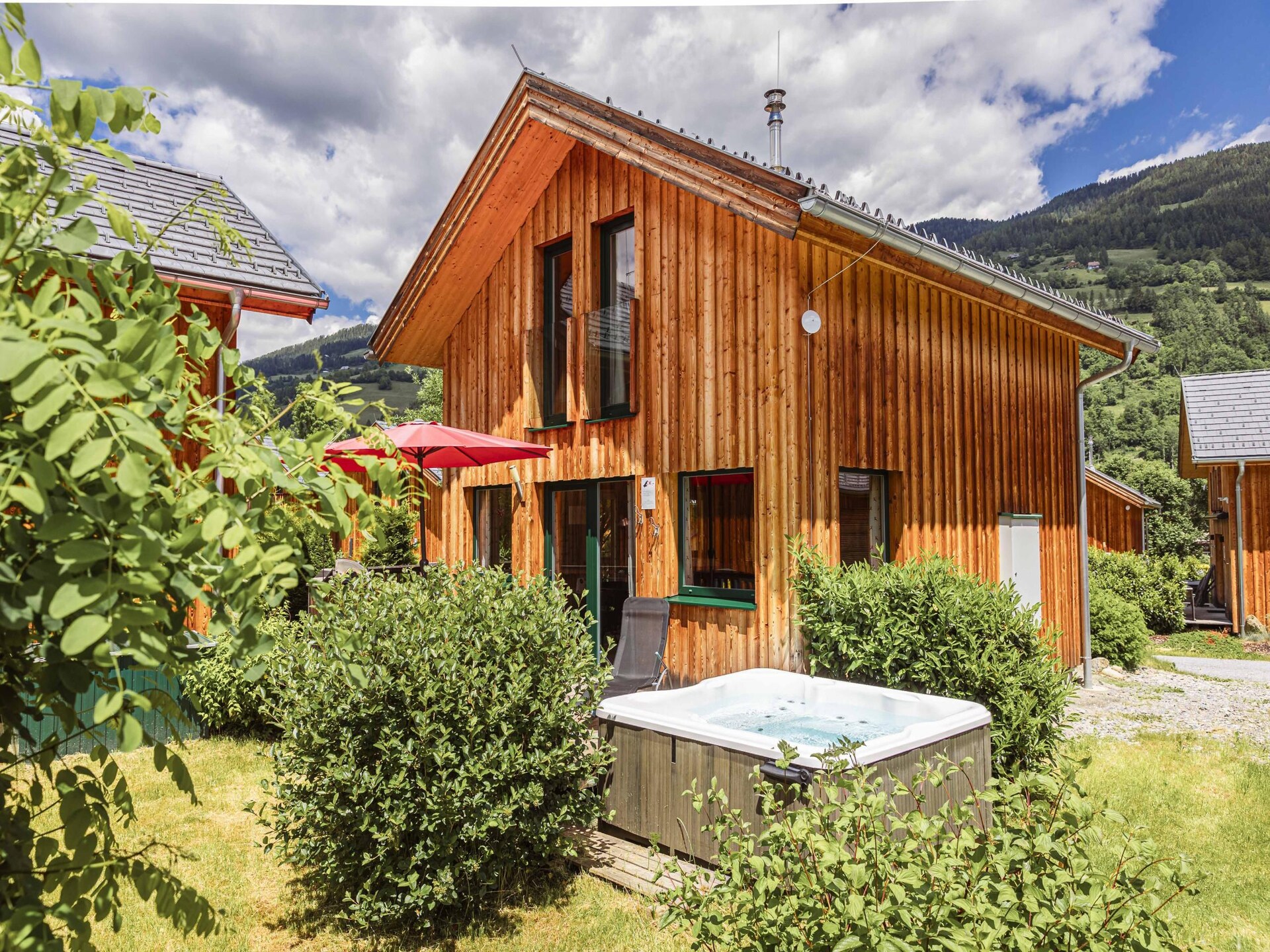 Luxe houten chalet aan de piste met privé jacuzzi en sauna - foto 1