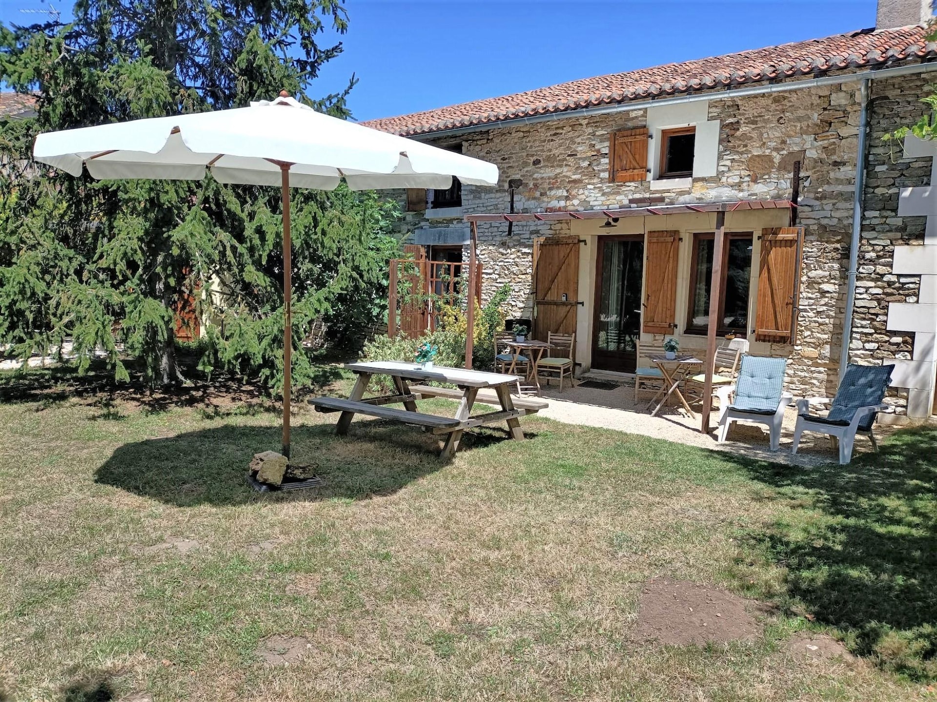 Authentiek landhuis met zwembad en tuin in Frontenay-sur-Dive - foto 25