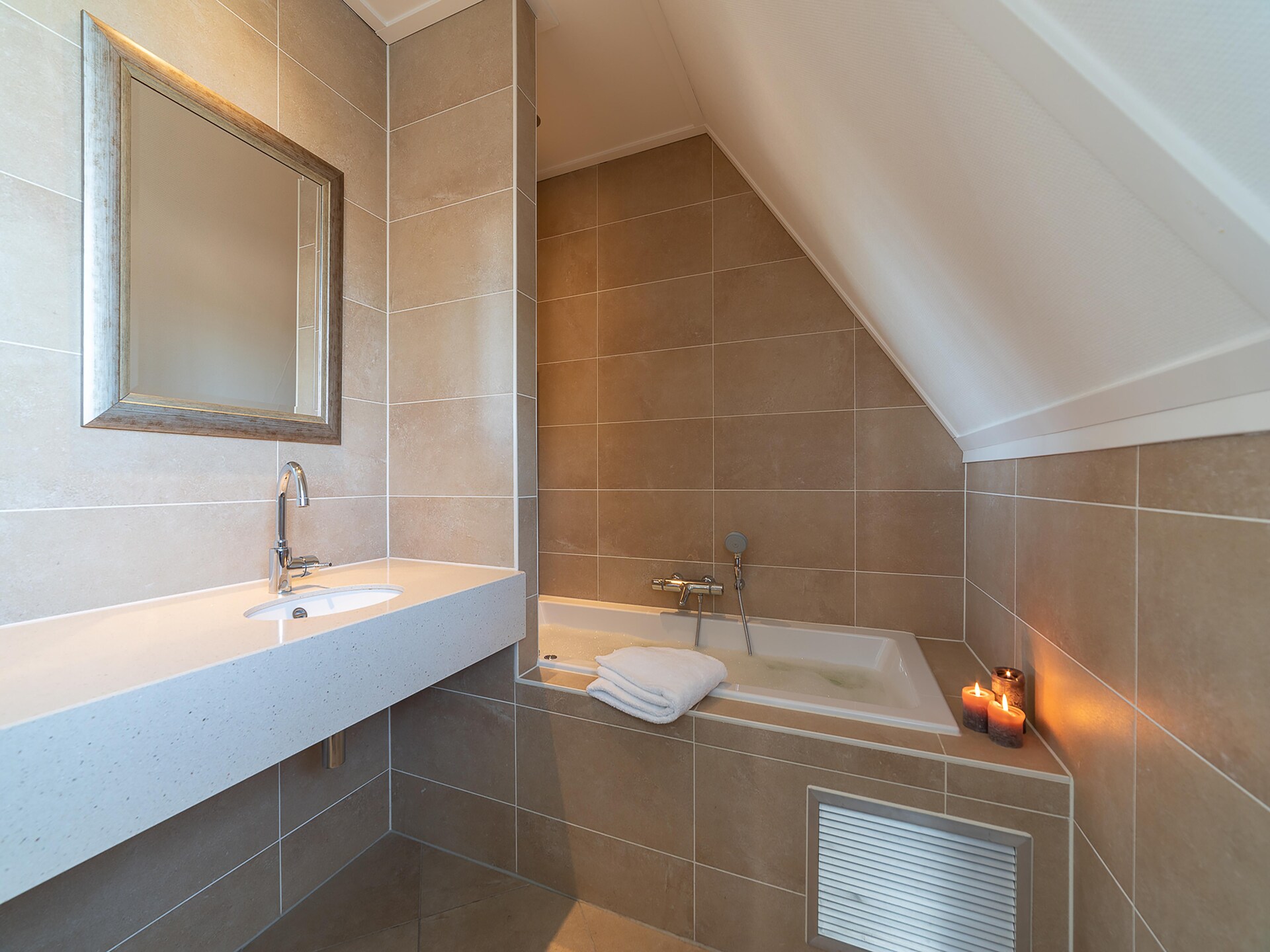 Luxe familievilla in Colijnsplaat met privé zwembad, sauna en tuin - foto 25
