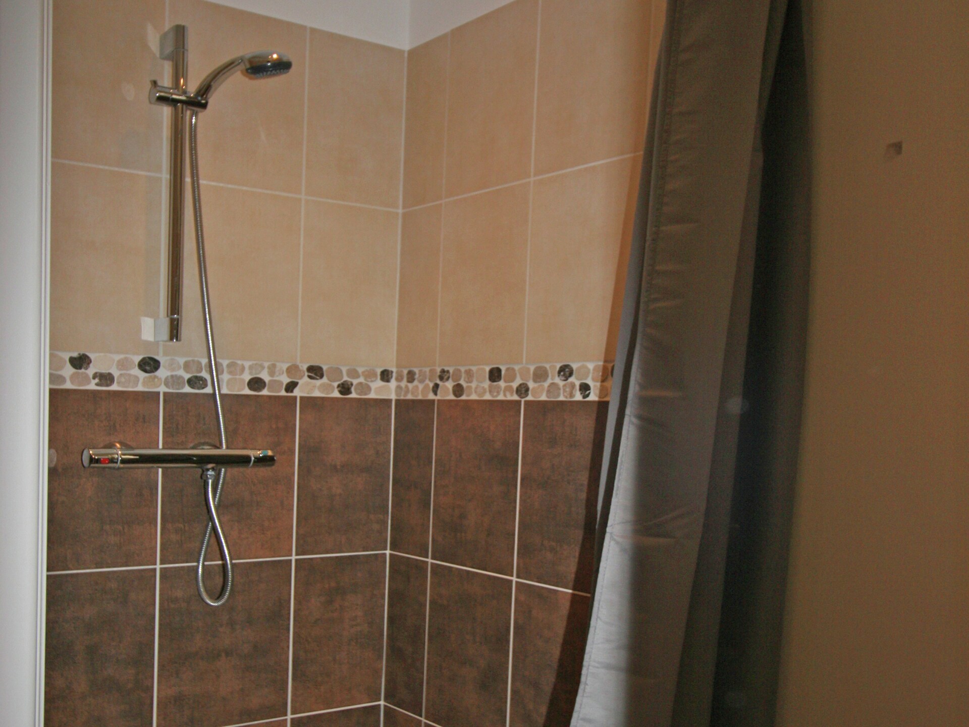 Moderne designvilla met privézwembad en uitzicht over wijngaarden - foto 16