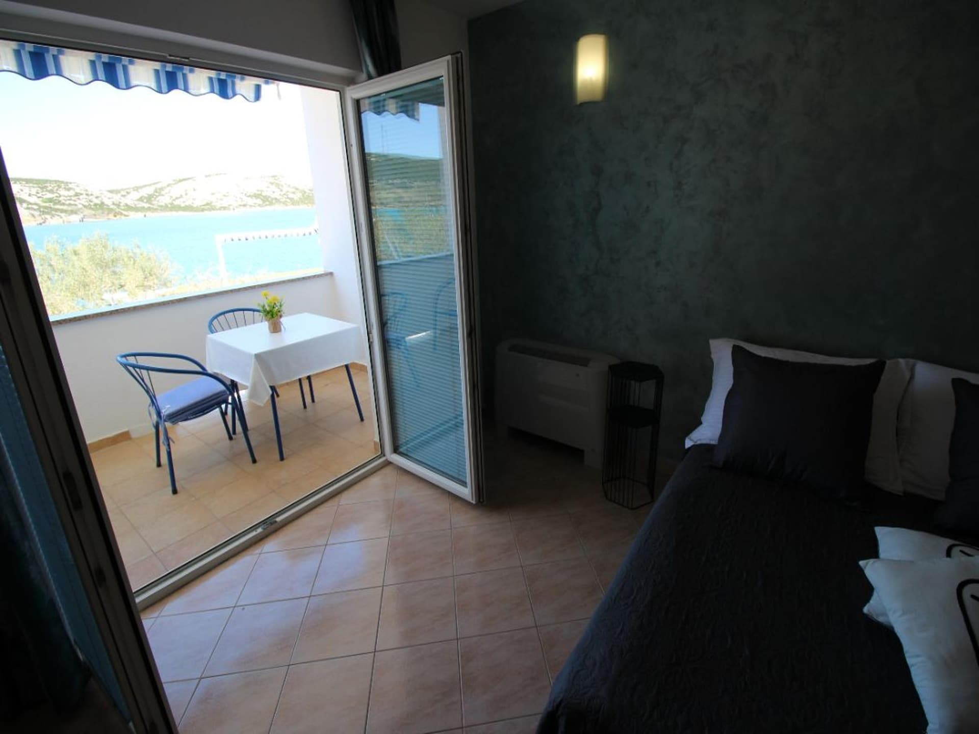 Appartement direct aan zee met privéstrand en bootligplaats in Stara Novalja - foto 28
