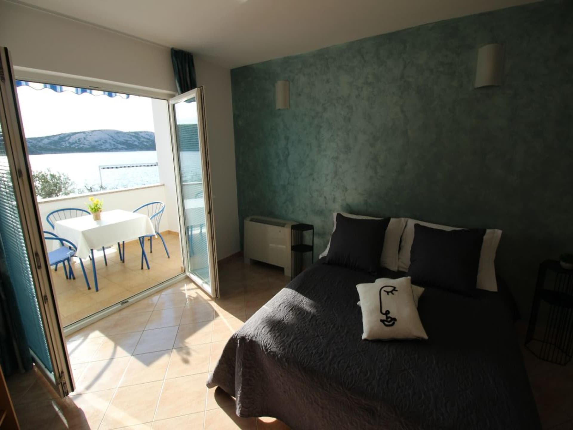 Appartement direct aan zee met privéstrand en bootligplaats in Stara Novalja - foto 21