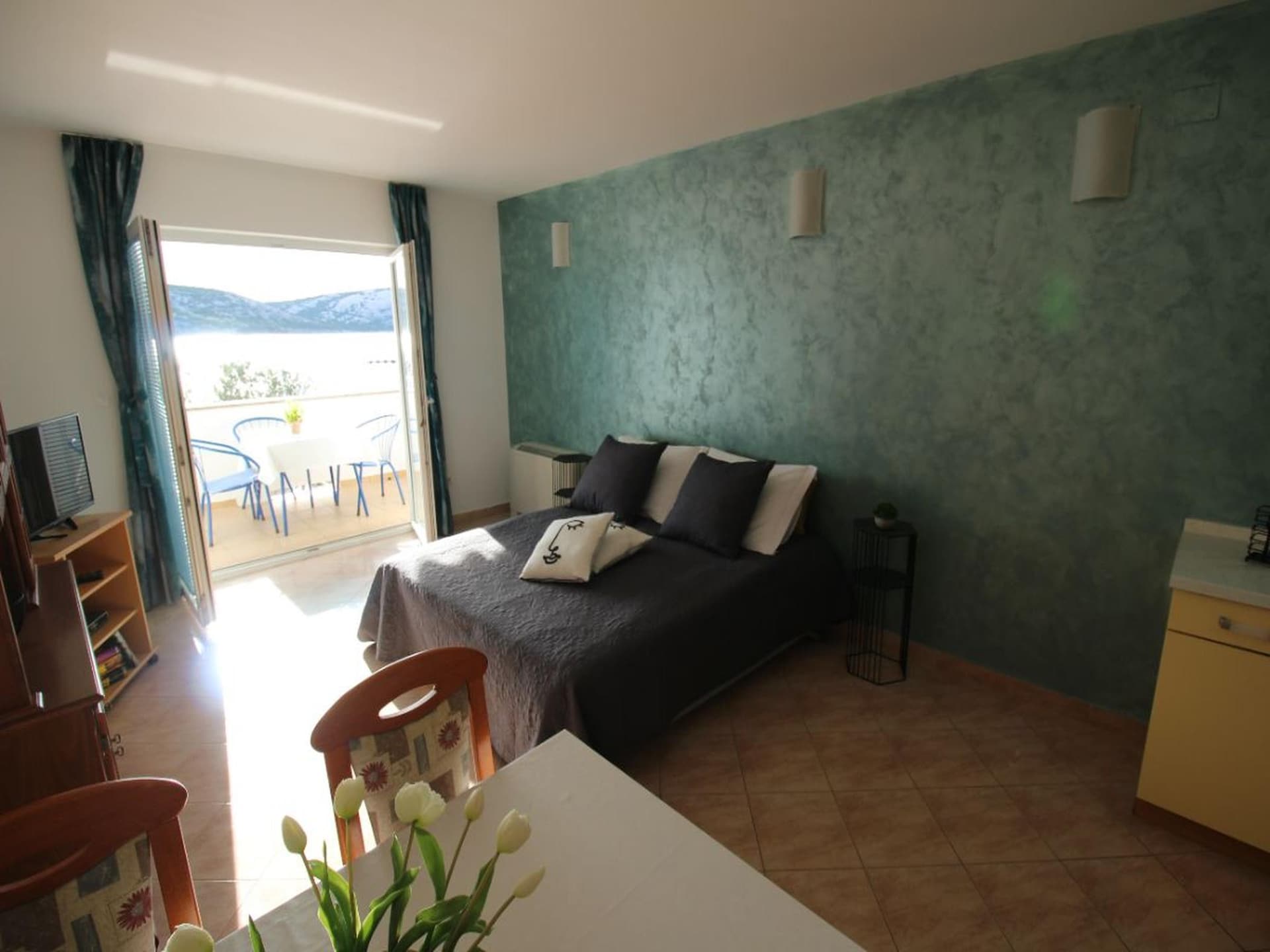 Appartement direct aan zee met privéstrand en bootligplaats in Stara Novalja - foto 24