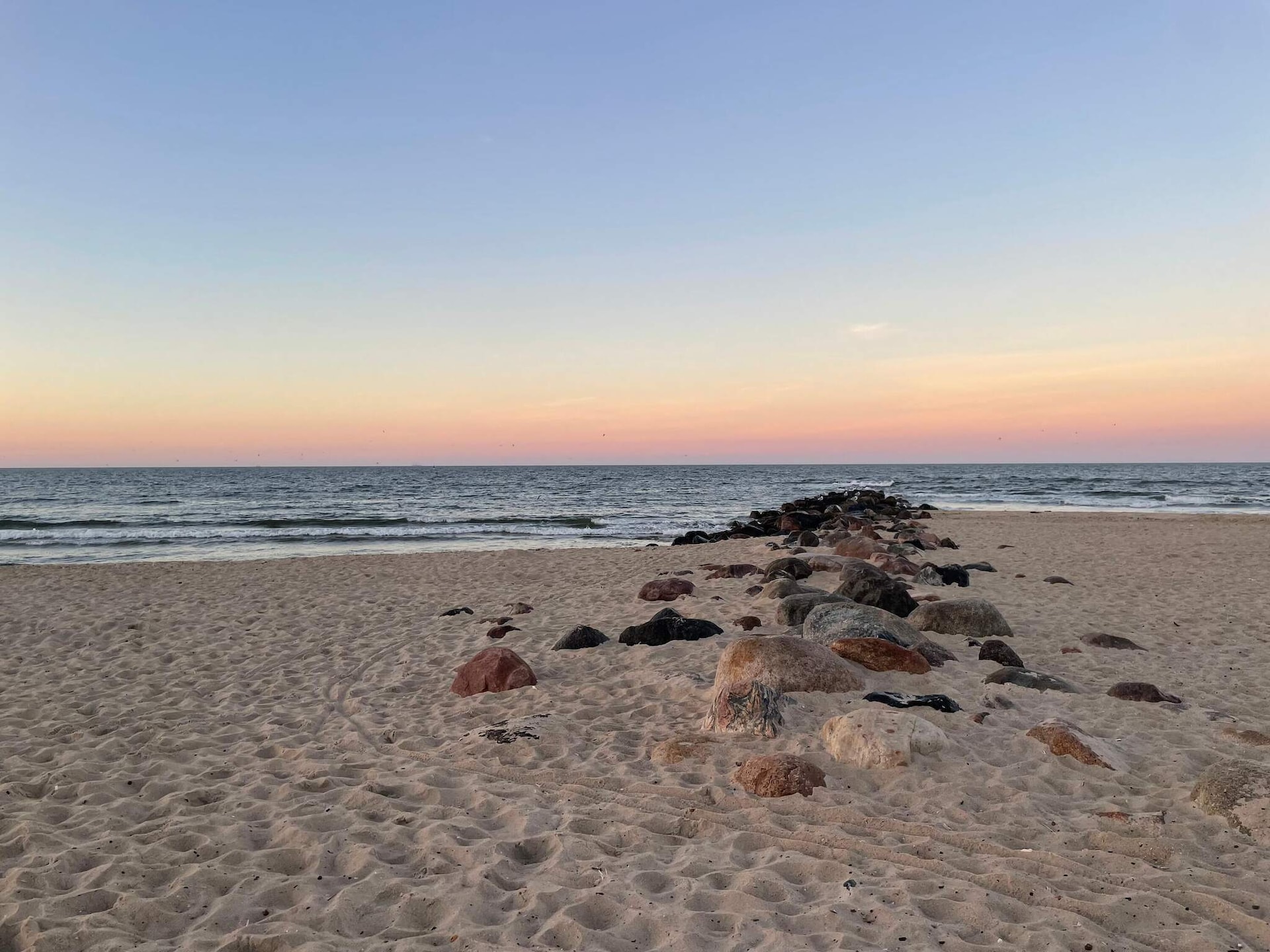 Licht houten vakantiehuis met whirlpool en tuinspel nabij Blåvand strand - foto 8