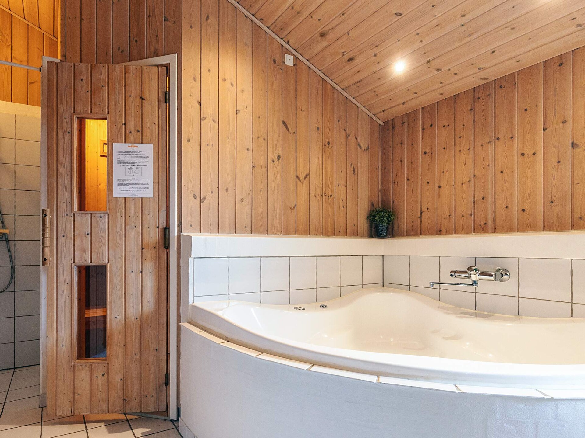 Aan zee: Ruim vakantiehuis in Løkken met whirlpool en sauna - foto 28