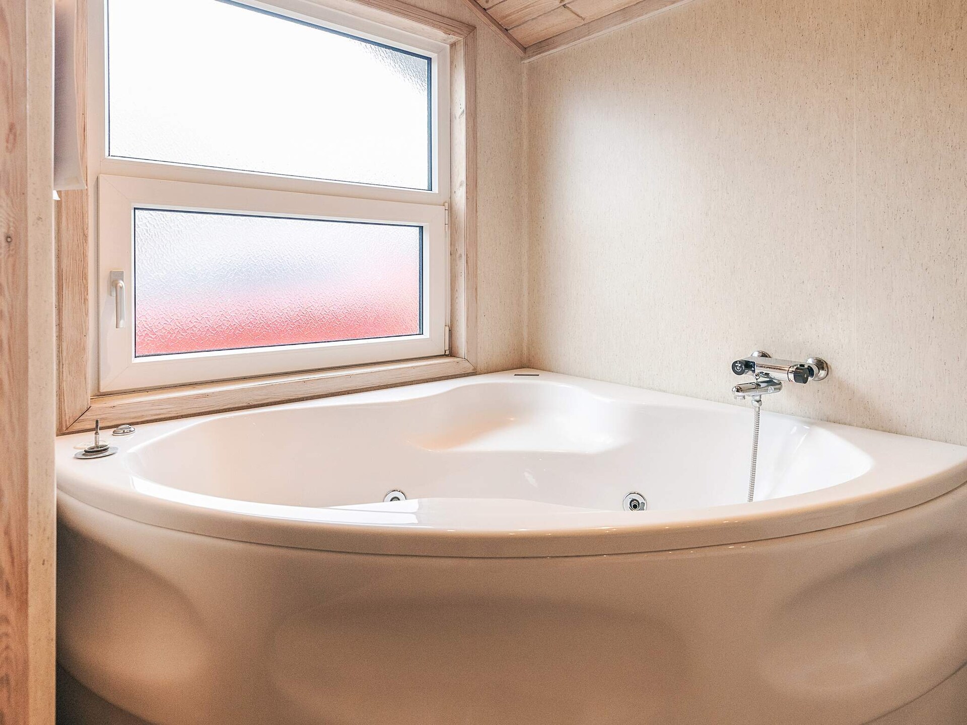 Vrijstaand vakantiehuis met sauna, whirlpool en zeezicht op 150 meter - foto 5