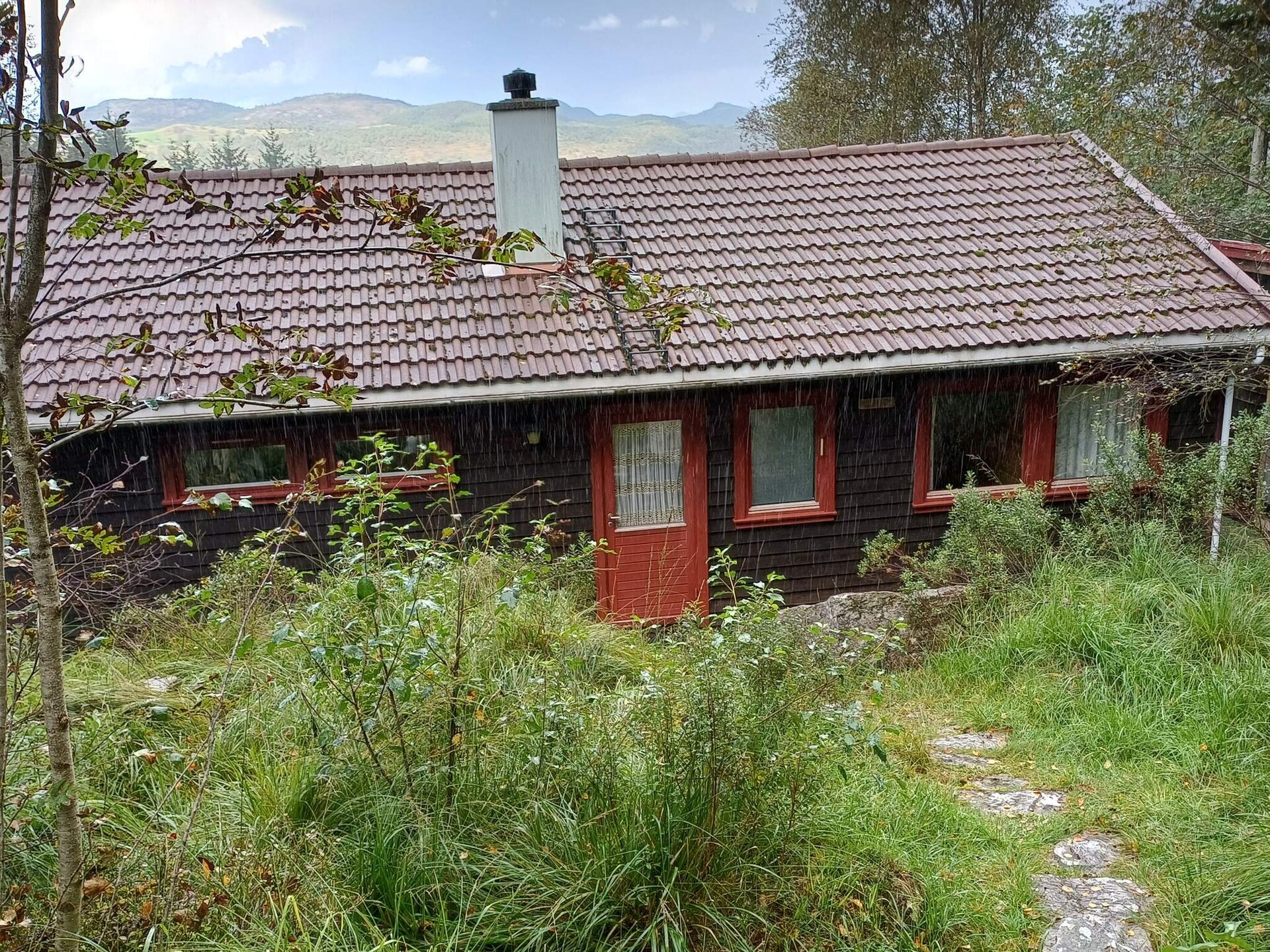 Vrijstaand houten vakantiehuis met uitzicht op de Ålefjord bij Skjold - foto 3