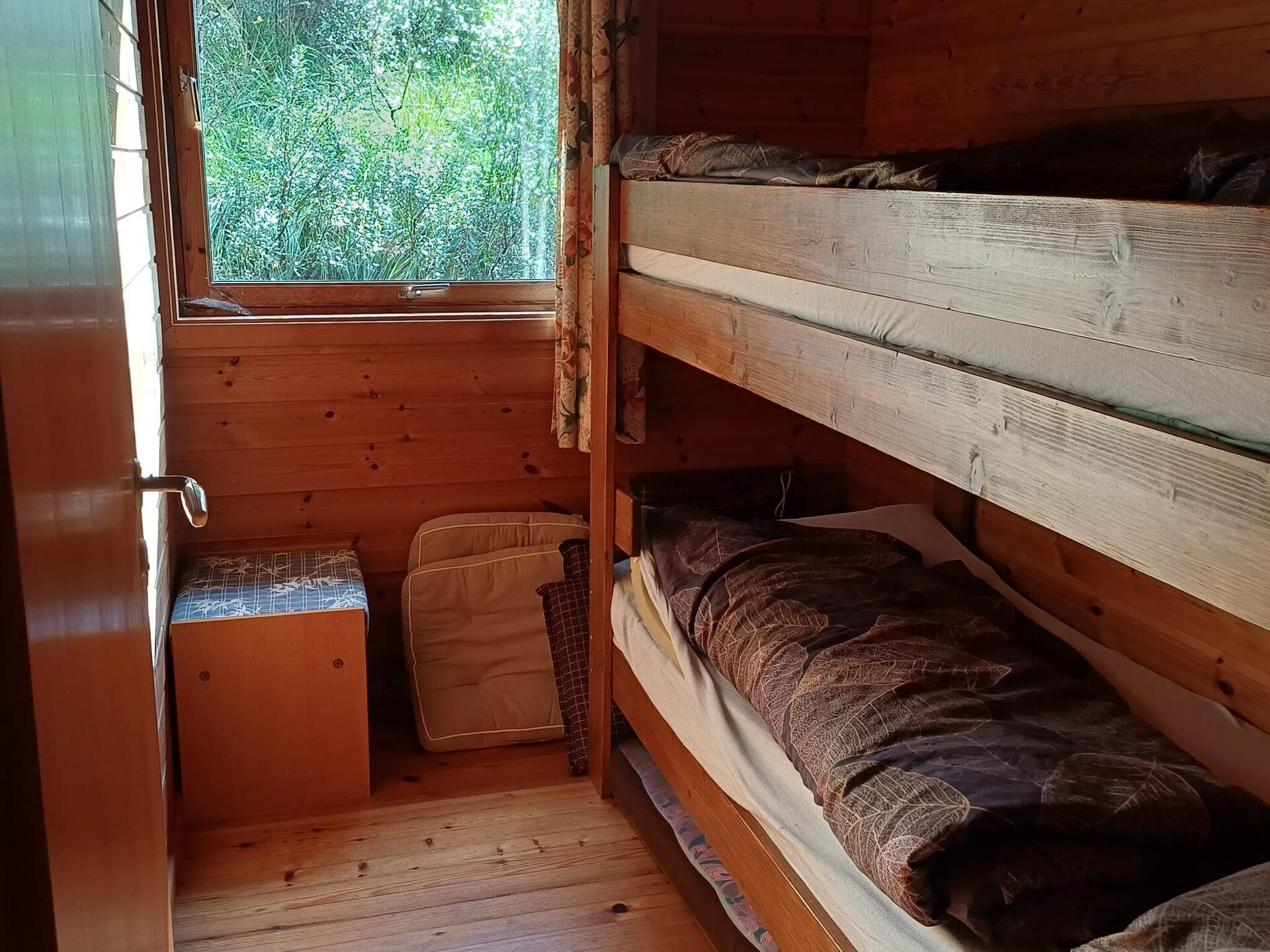 Vrijstaand houten vakantiehuis met uitzicht op de Ålefjord bij Skjold - foto 17