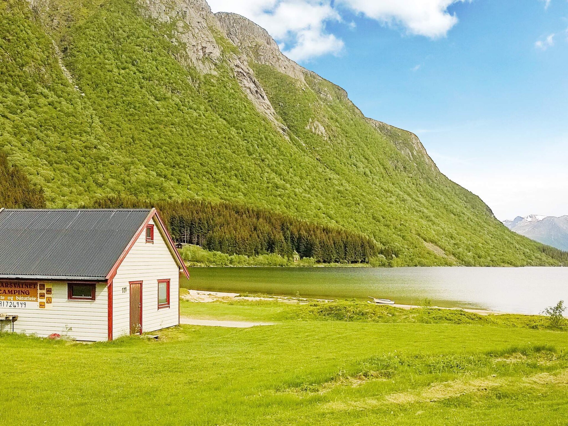 Eenvoudig vakantiehuis aan meer Skarsvatnet met boot en uitzicht op Åmøya - foto 9