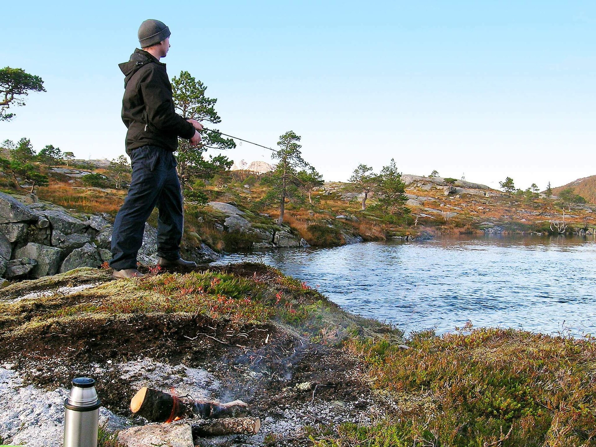Knus houten vakantiehuis direct aan het water bij de Altafjord - foto 24
