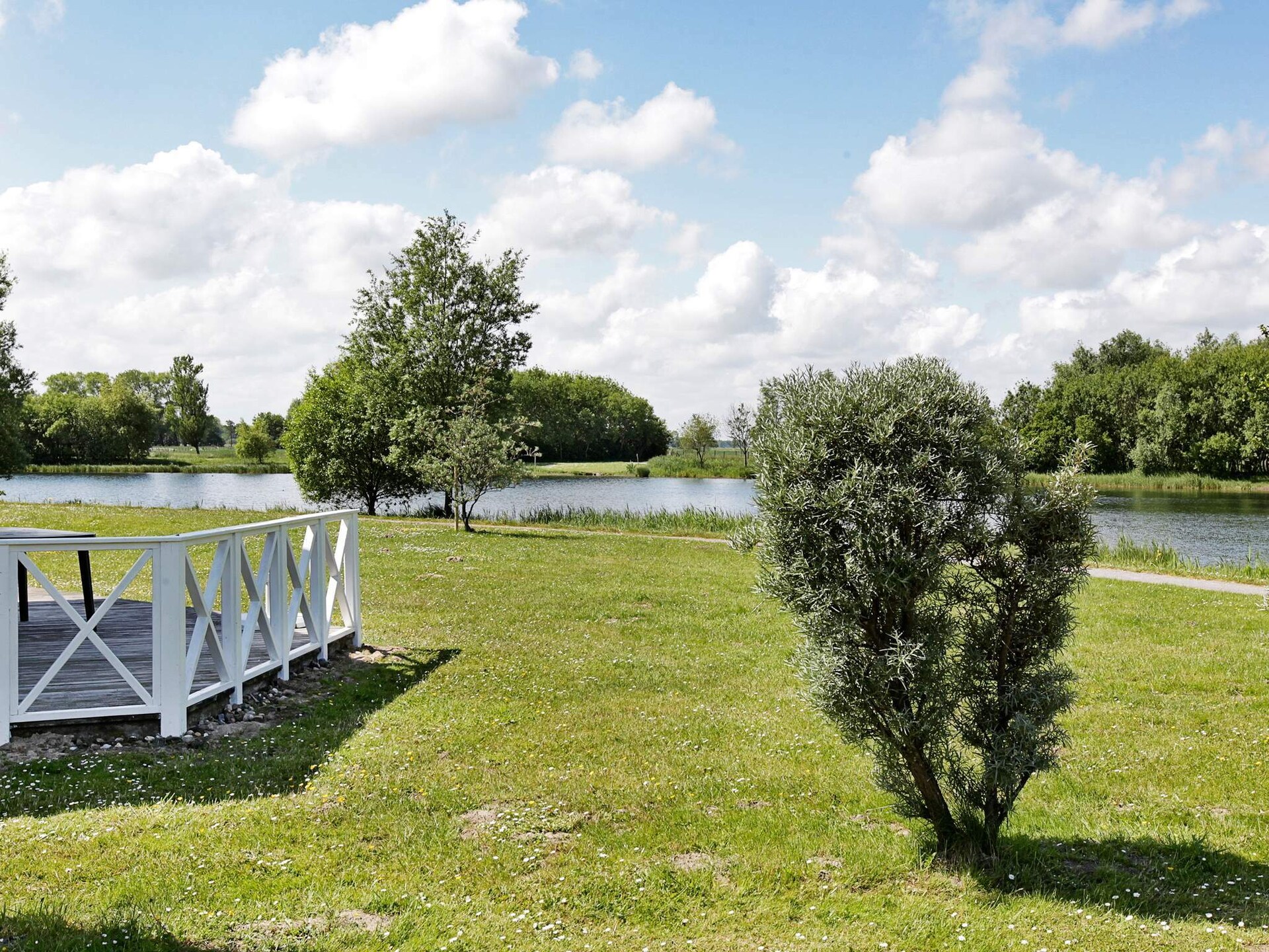 Vrijstaand vakantiehuis met sauna en whirlpool direct aan het meer in Otterndorf - foto 7