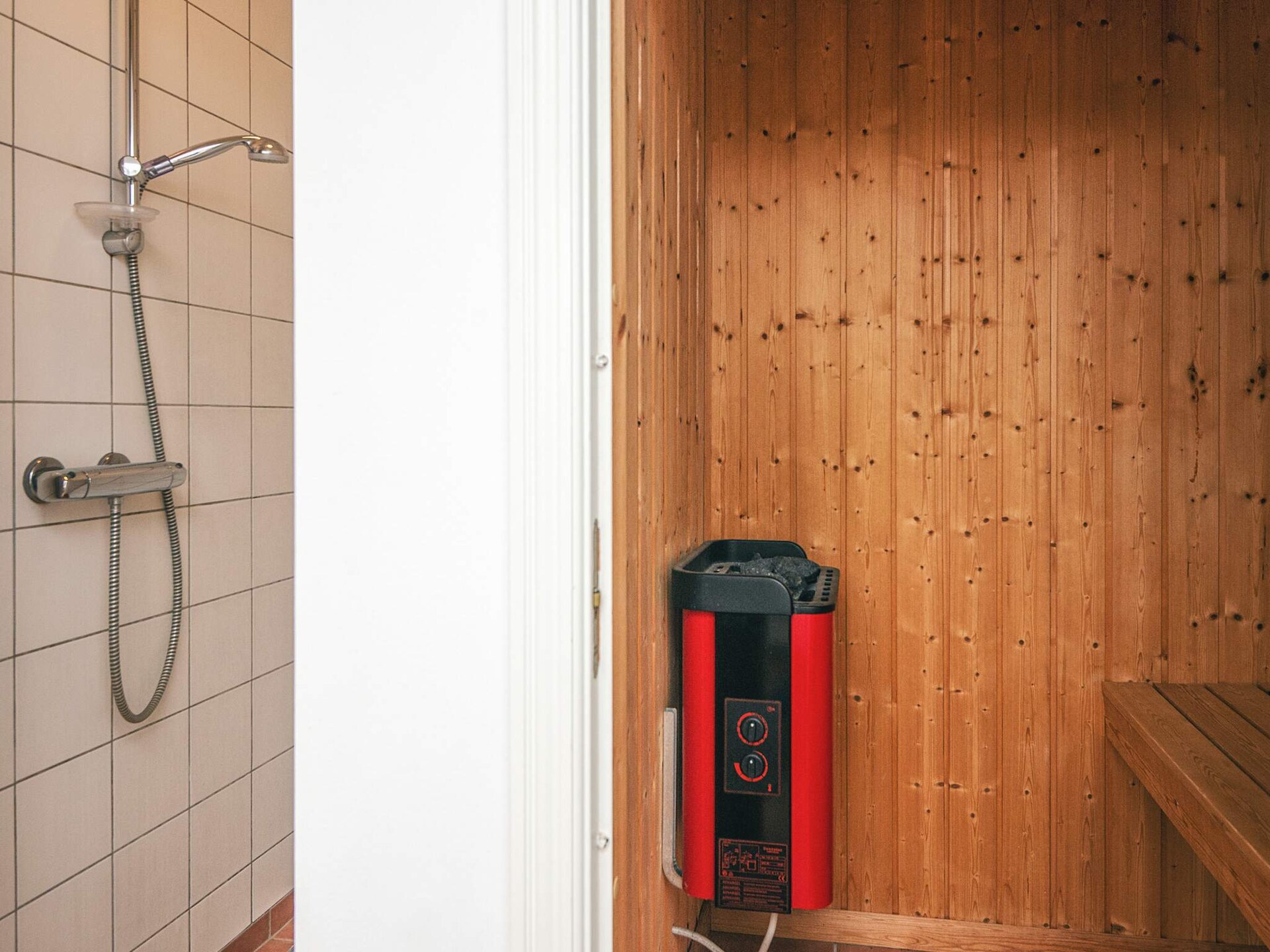 Zweeds vakantiehuis met sauna en whirlpool op 1,5 km van het strand in Blåvand - foto 26