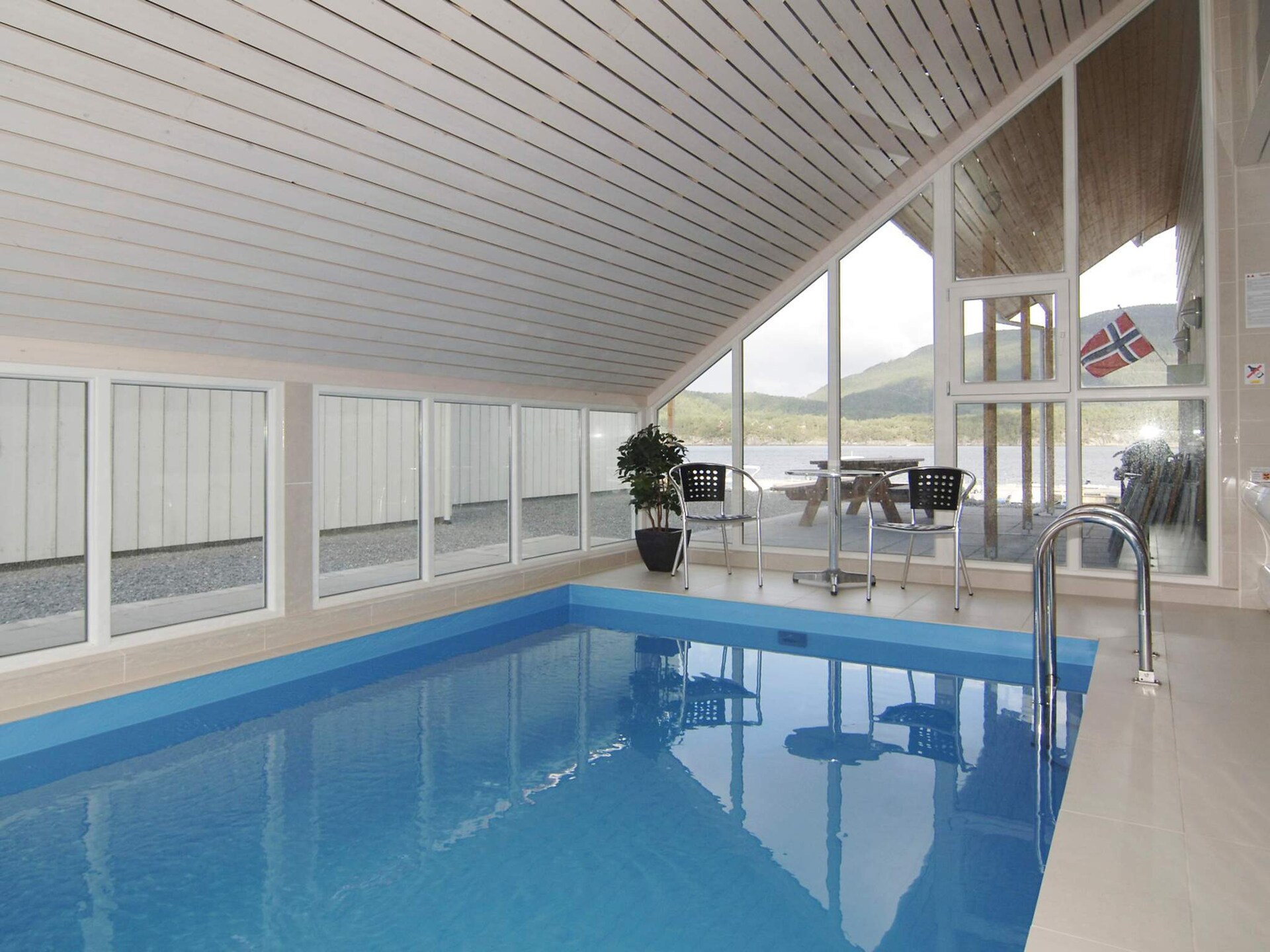 12-persoons vakantiehuis in Jelsa met zwembad en fjordzicht · 12 pers. - foto 17