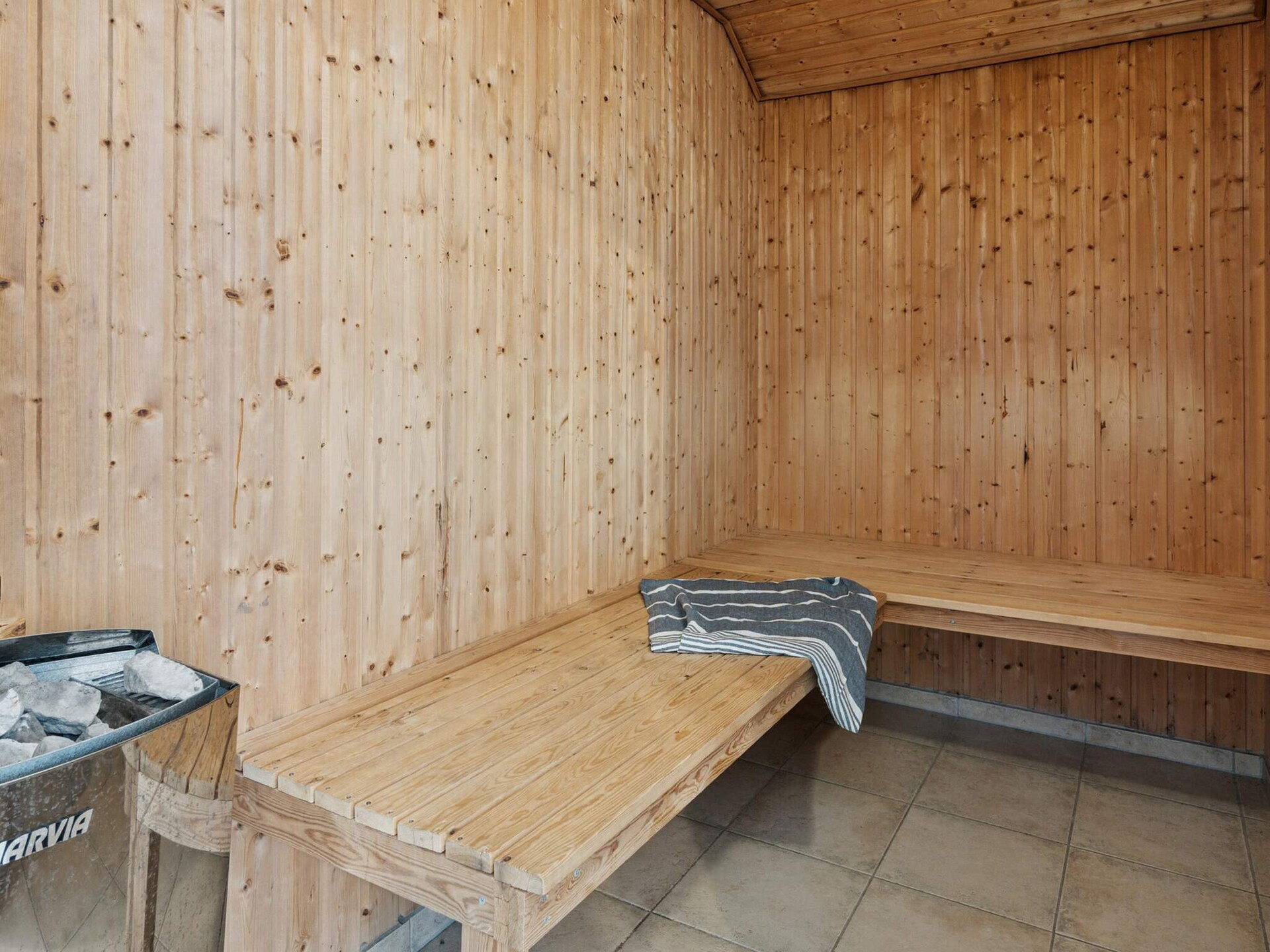 Groot vrijstaand vakantiehuis voor 18 personen met zwembad, sauna en activiteitenruimte op 600m van zee - foto 40