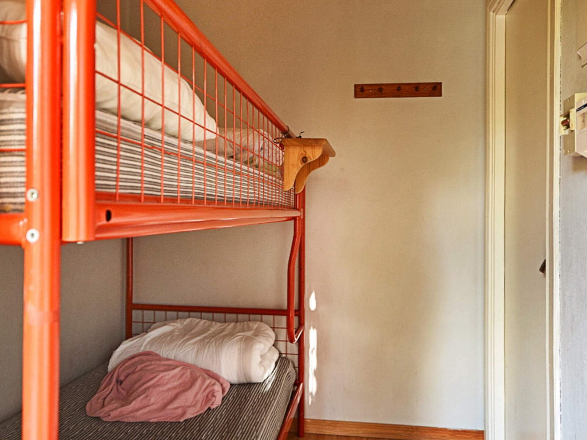 Ruim vakantiehuis bij Gränna met houtgestookte badkuip en privé meer - foto 18