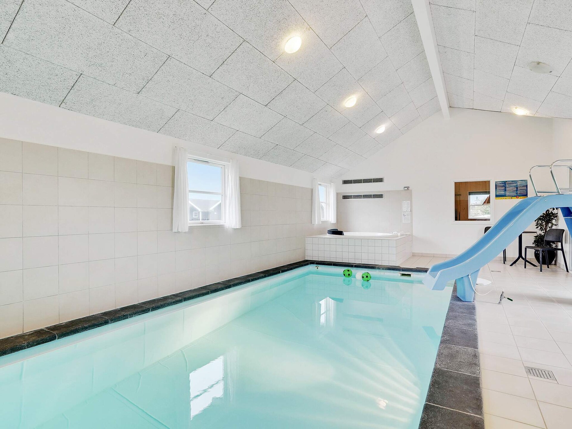Groot vrijstaand vakantiehuis voor 24 personen met zwembad, glijbaan en sauna op 800m van zee - foto 13