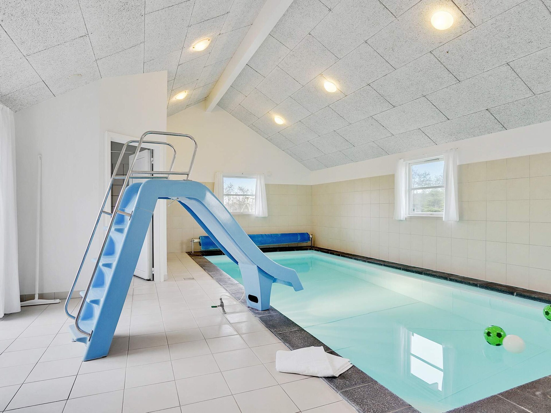 Groot vrijstaand vakantiehuis voor 24 personen met zwembad, glijbaan en sauna op 800m van zee - foto 12