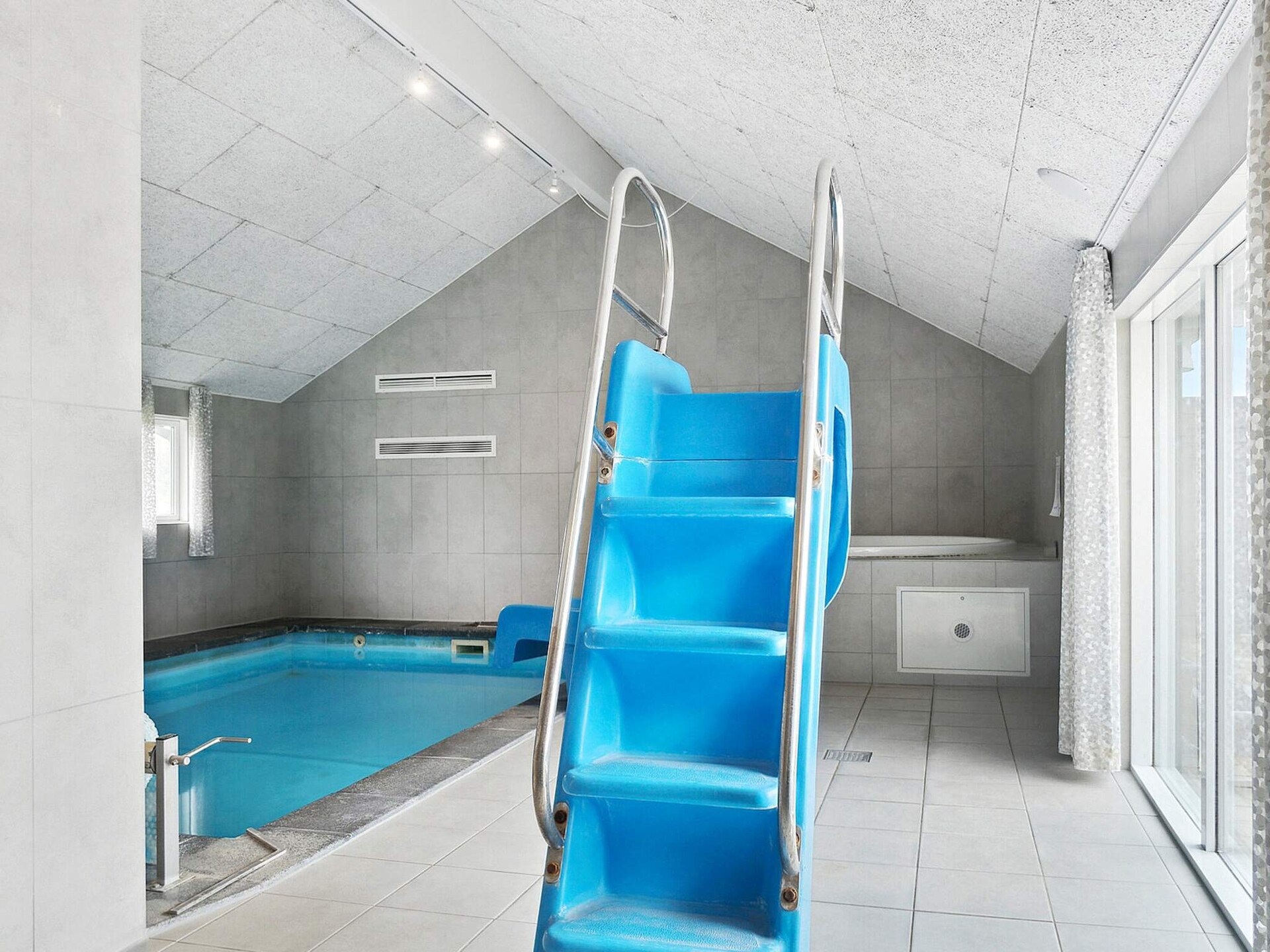 Ruim vakantiehuis voor 14 personen met zwembad, sauna en activiteitenruimte op 800 meter van zee - foto 9